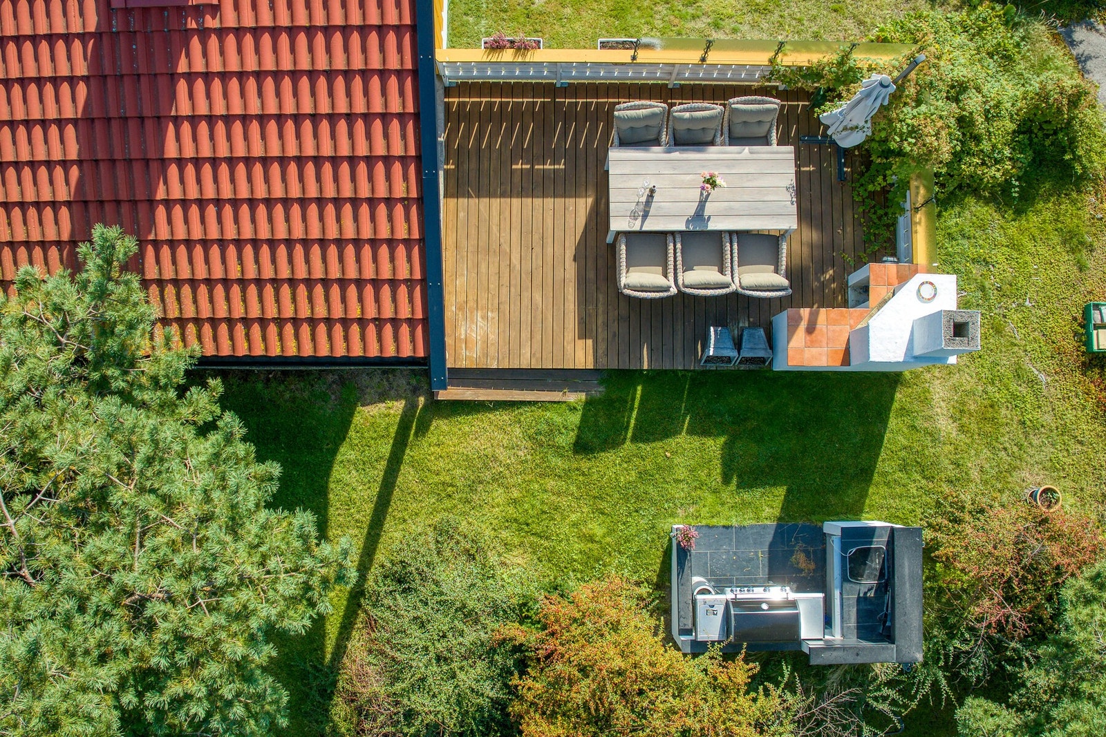 Uteplassen mot syd med markterrasse, uteplass, utekjøkken og plass for grill og fine sommerkvelder. Galleribilde