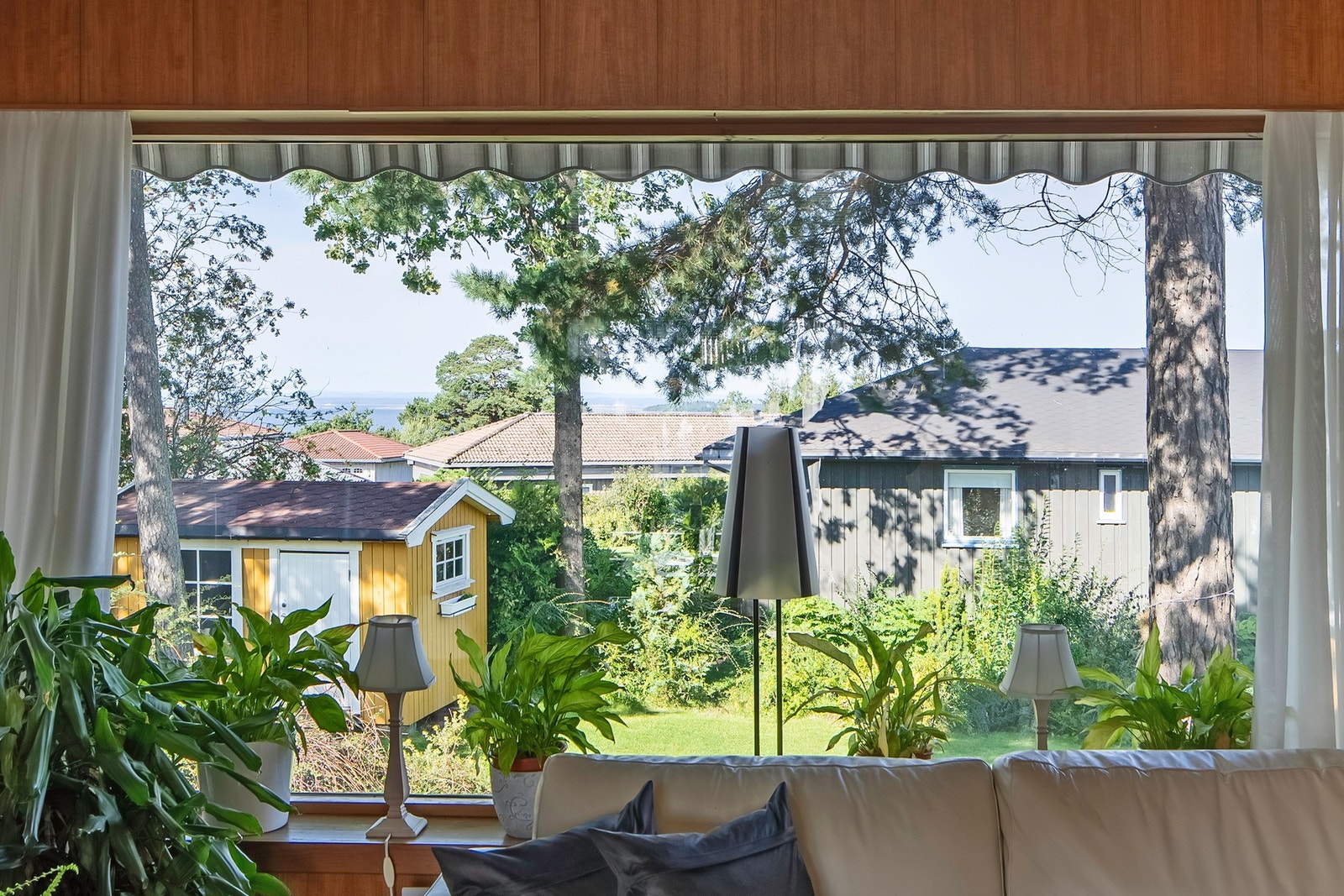 Husets plassering på tomten gir kontakt med sjøutsikten både innenfra og utenfra. Galleribilde