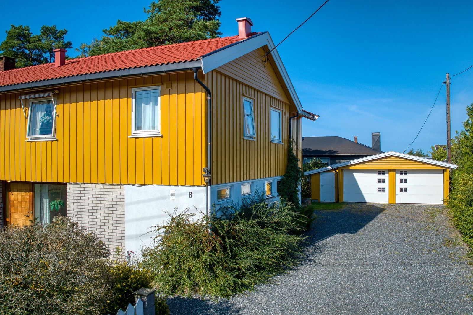 Dobbel garasje med bod - innerst på gårdsplassen. God plass til parkering på egen gårdsplass. Galleribilde