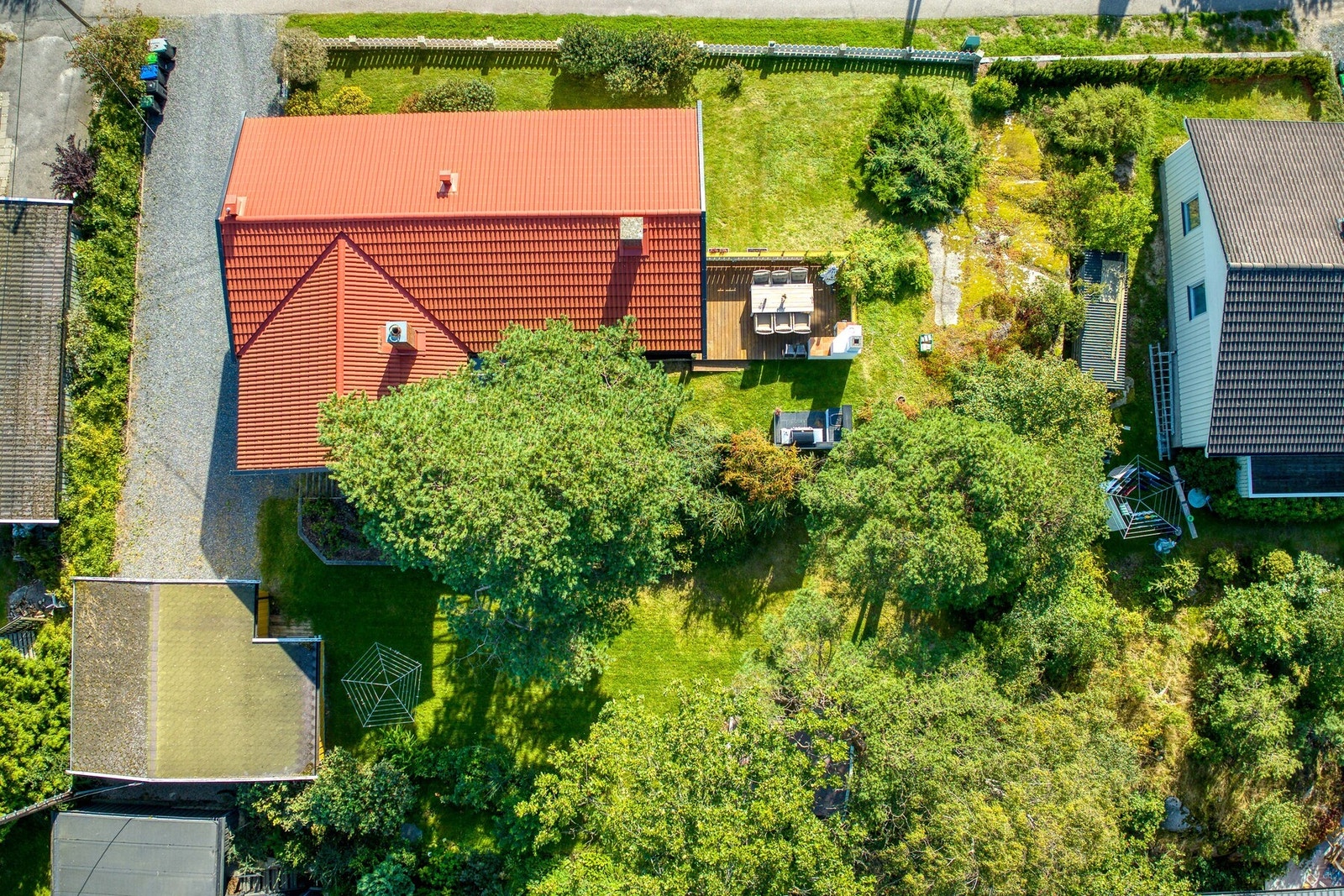 Tomten er pent opparbeidet og beplantet - fin og variert tomt med flate partier mot øst og vest, delt av bebyggelsen - og høydedraget der den fine uteplassen mot syd ligger. Galleribilde