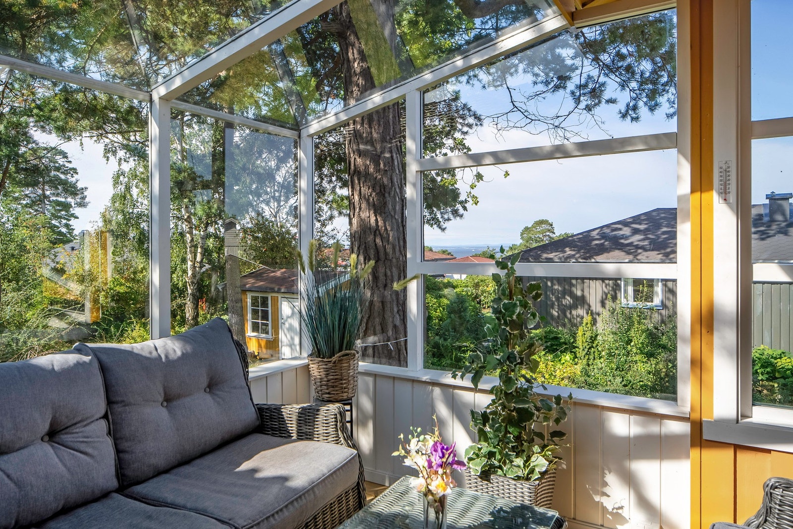 Innglasset veranda med adkomst fra soverom i første etasje. Galleribilde