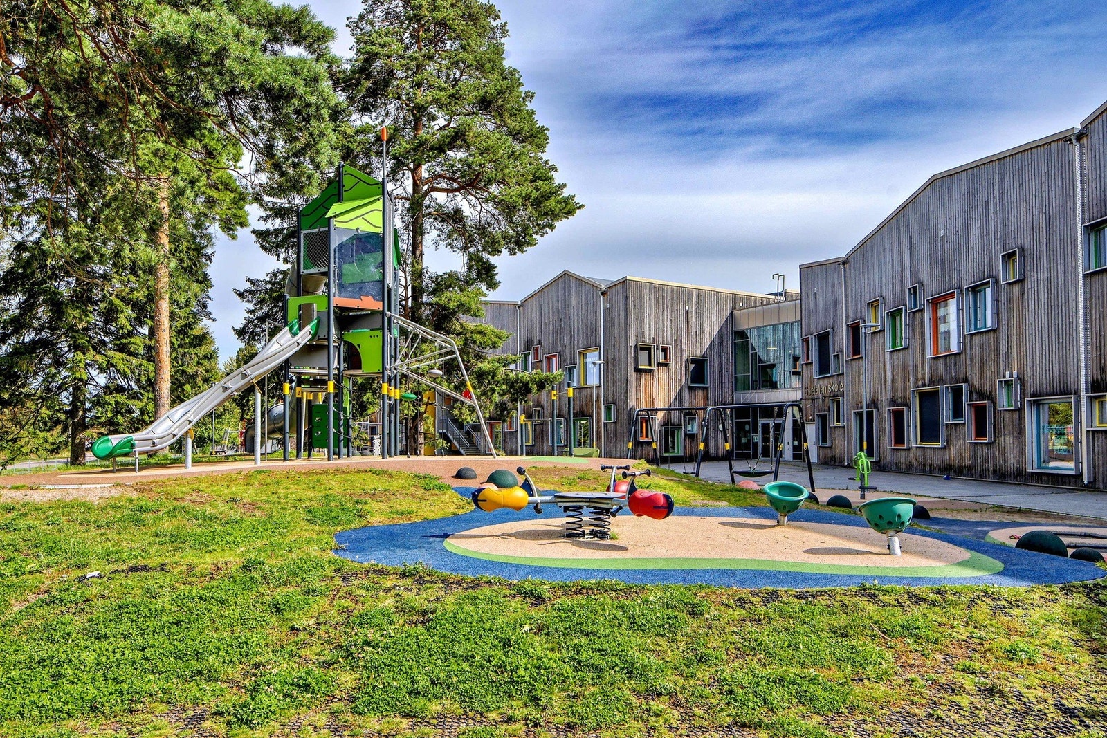 Spetalen skole med idrettshall og baner - kun en kort spasertur unna. Galleribilde