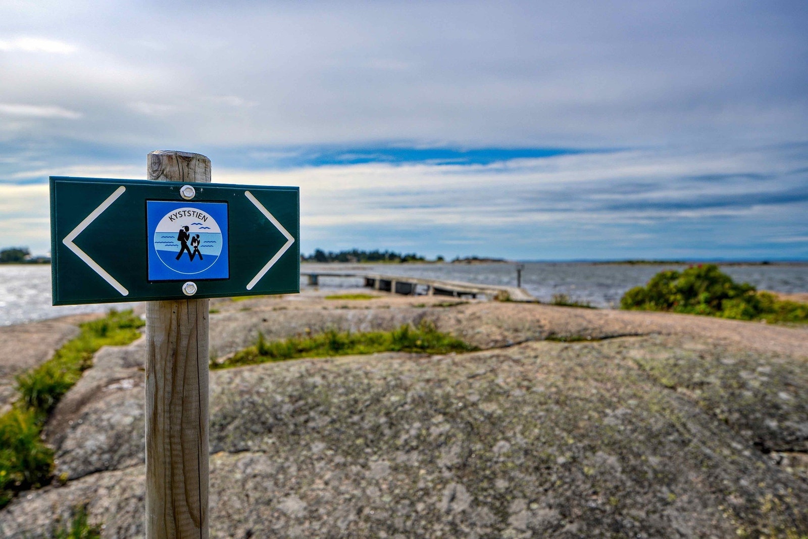 Kyststien representerer et fin turområde som leder deg sydover og nordover i Krokstadfjorden. Galleribilde