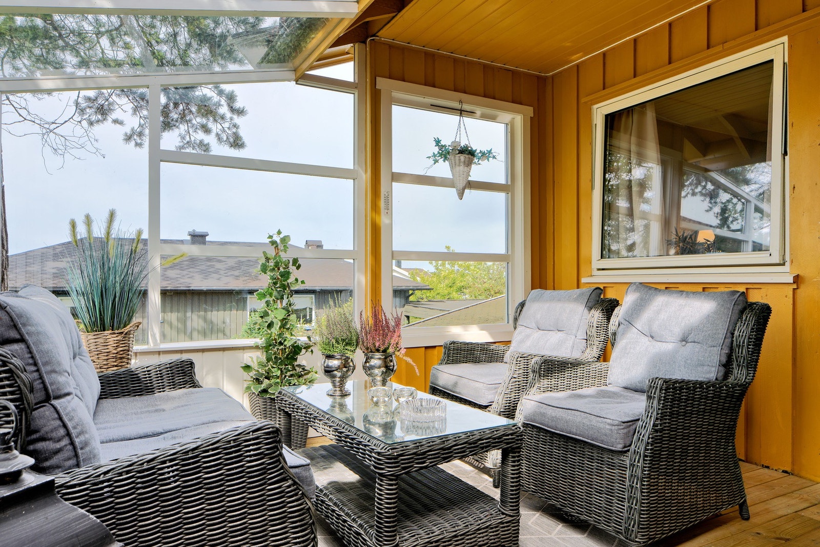 Innglasset veranda utenfor soverom. Galleribilde