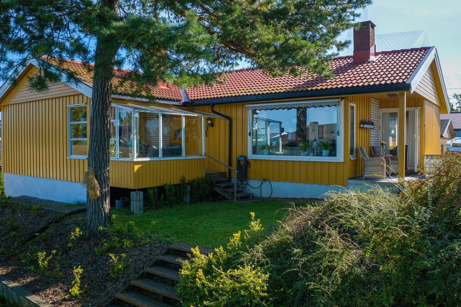 Huset er bygget i vinkelformasjon - etter et tilbygg fra 1977. Galleribilde