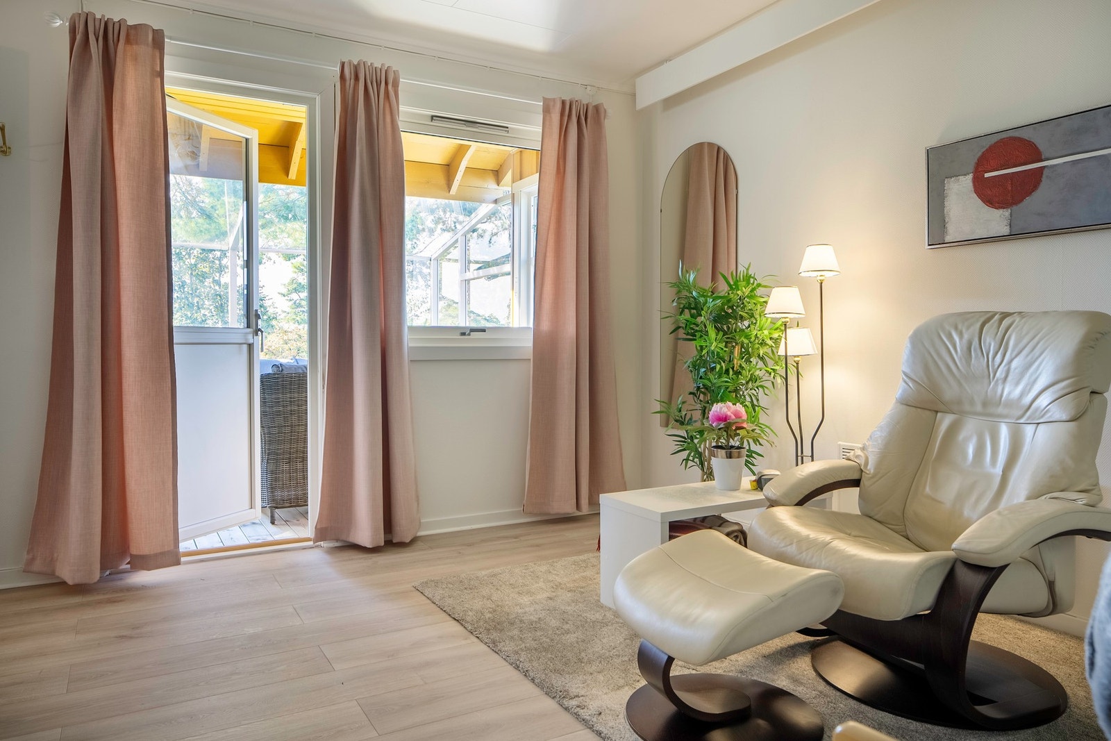 Soverom i første etasje med direkte utgang til innglasset veranda. Galleribilde