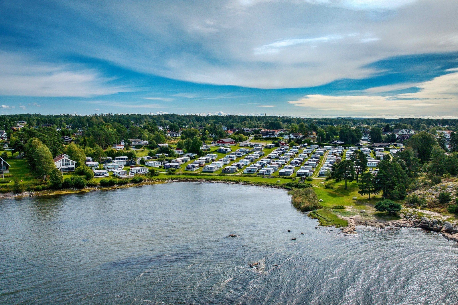 Rubingen rett nord for Saltholmen - med fin strand. Galleribilde