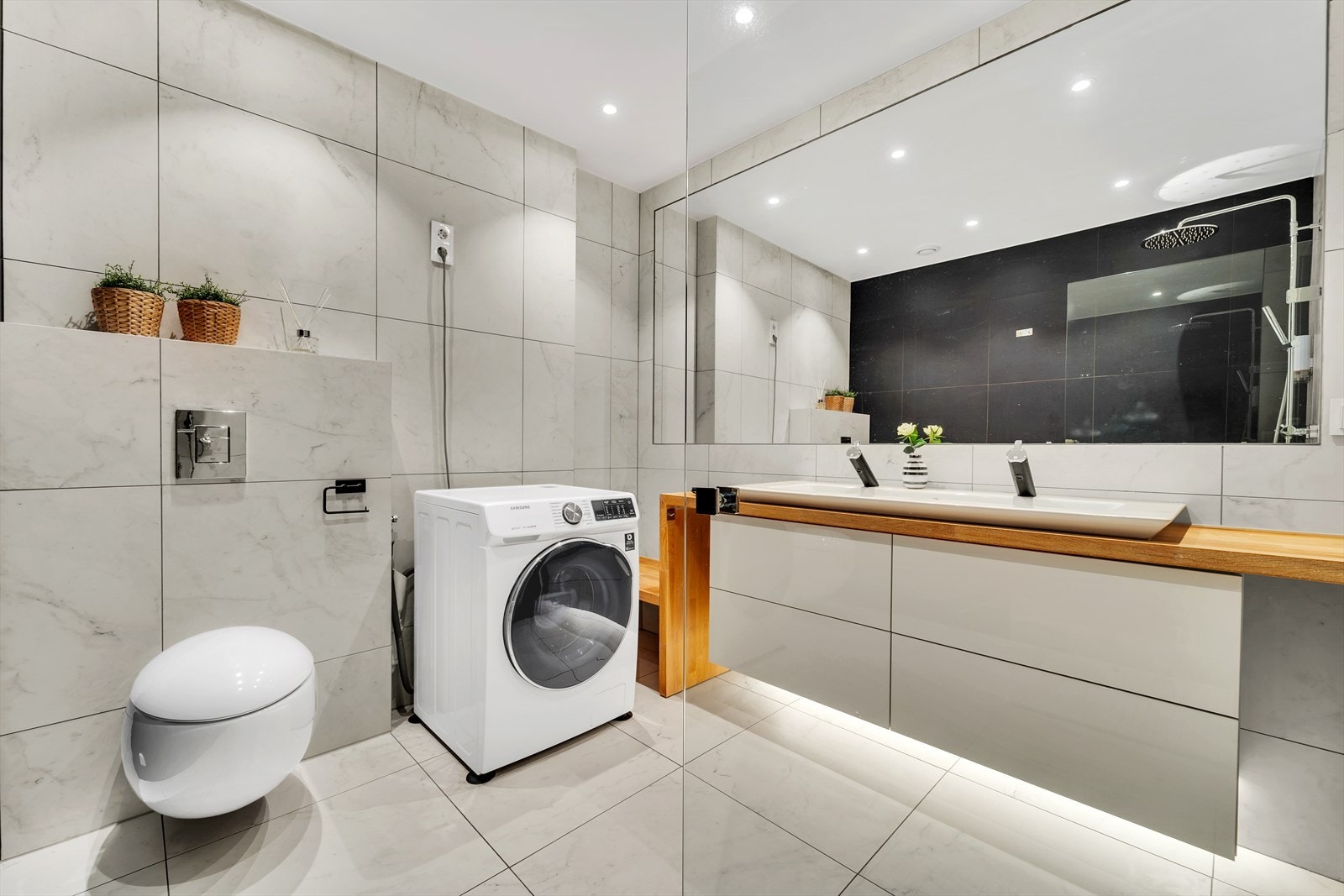 Lekkert og stilrent bad fra 2018. Det er opplegg for vaskemaskin. Galleribilde