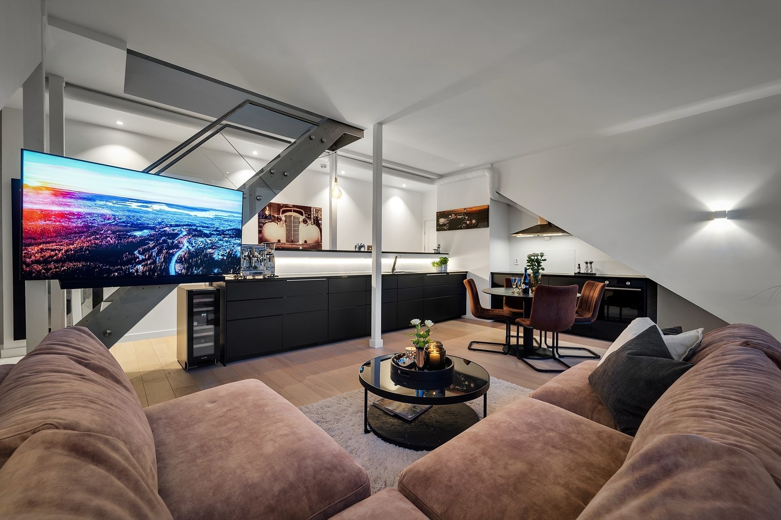 Leiligheten holder en gjennomgående høy standard med smakfulle farge- og materialvalg. Galleribilde