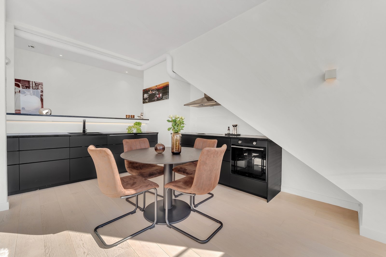 Her ligger alt tilrette for å nyte en fantastisk middag med familie og venner. Galleribilde