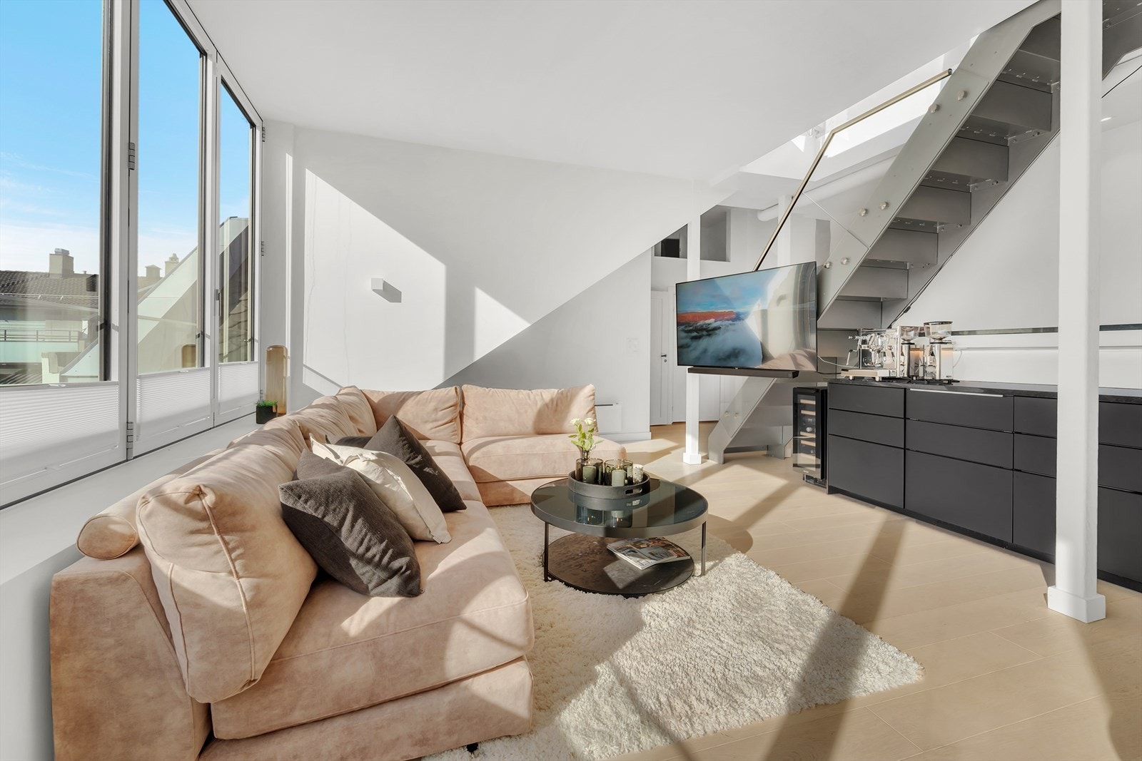 God takhøyde (2.84m) og store vindusflater gjør leiligheten lys og luftig. Galleribilde