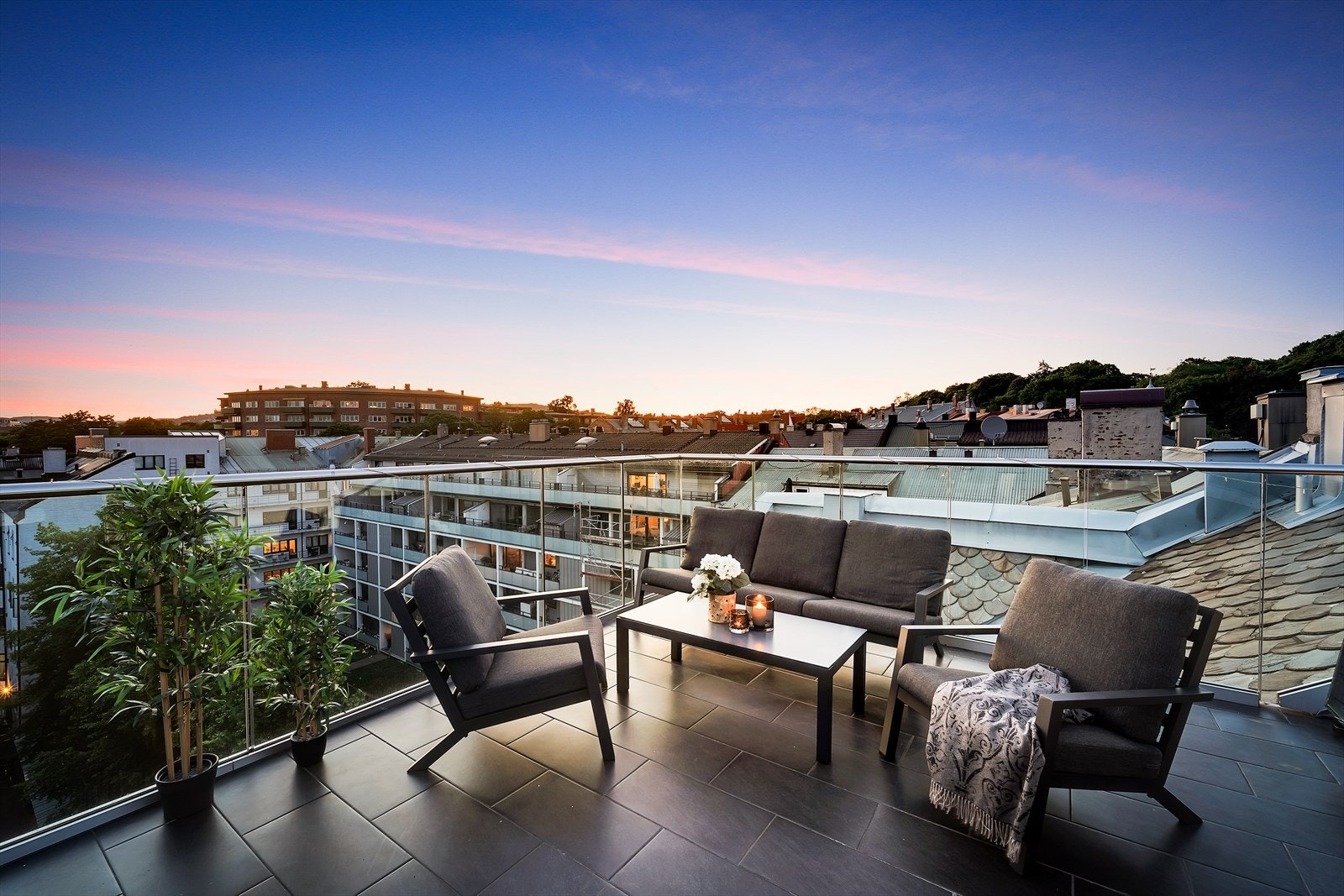 Velkommen til denne fantastiske leiligheten i Frydenlundgata 10A! 3-roms toppleilighet med privat takterrasse og utsikt over Oslo's tak. Galleribilde