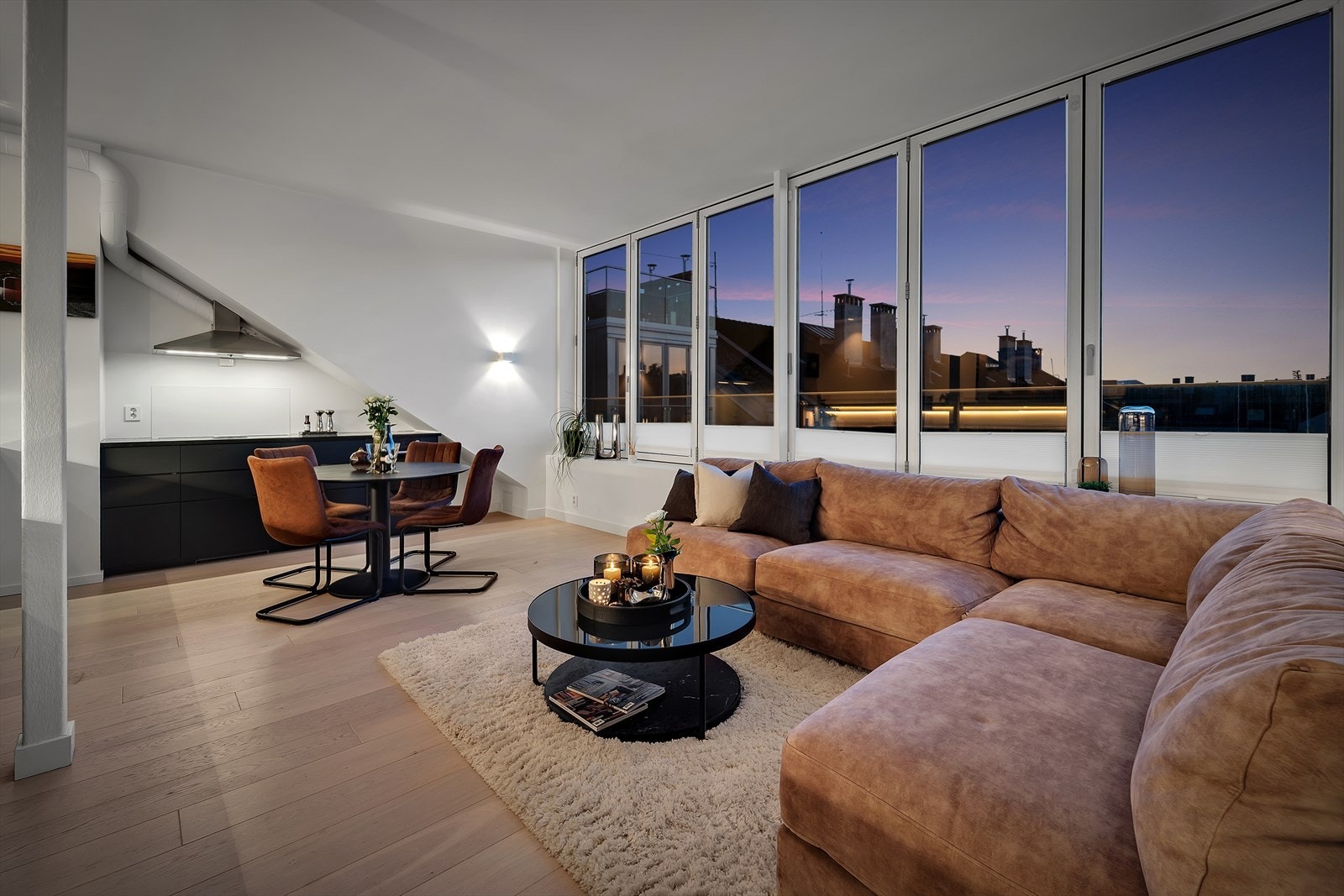 Leiligheten inneholder stue, kjøkken, to soverom, bad og entré, samt en privat takterrasse. Galleribilde