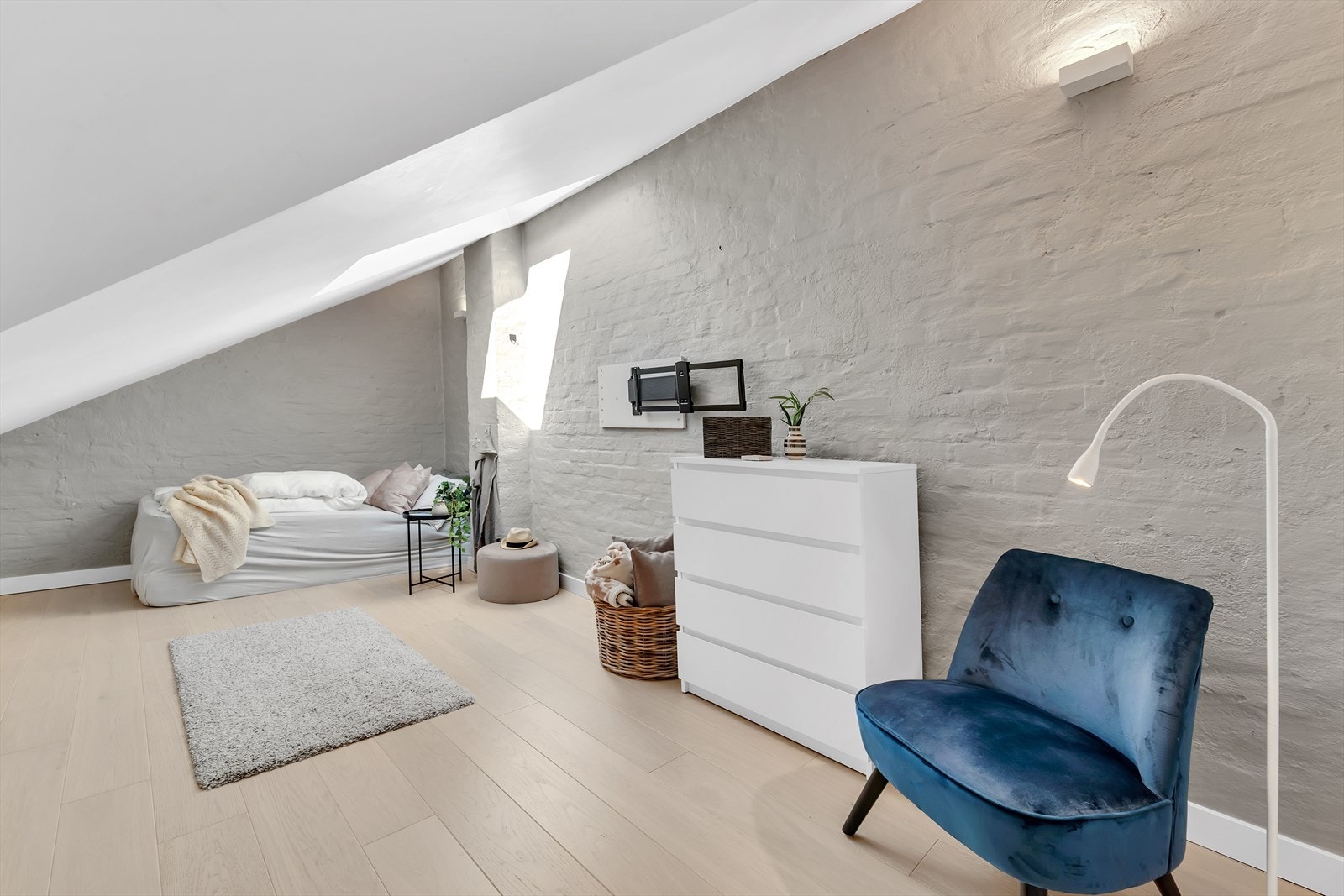 Soverom II er også av god størrelse og har god plass til dobbeltseng, garderobeskap og tilhørende møblement. Galleribilde