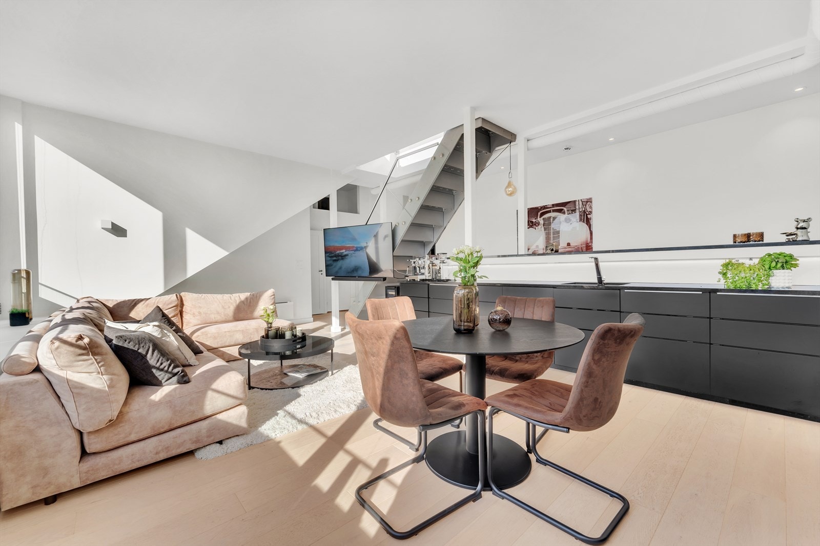 God plass til spisebord mellom stuen og kjøkkenet. Galleribilde