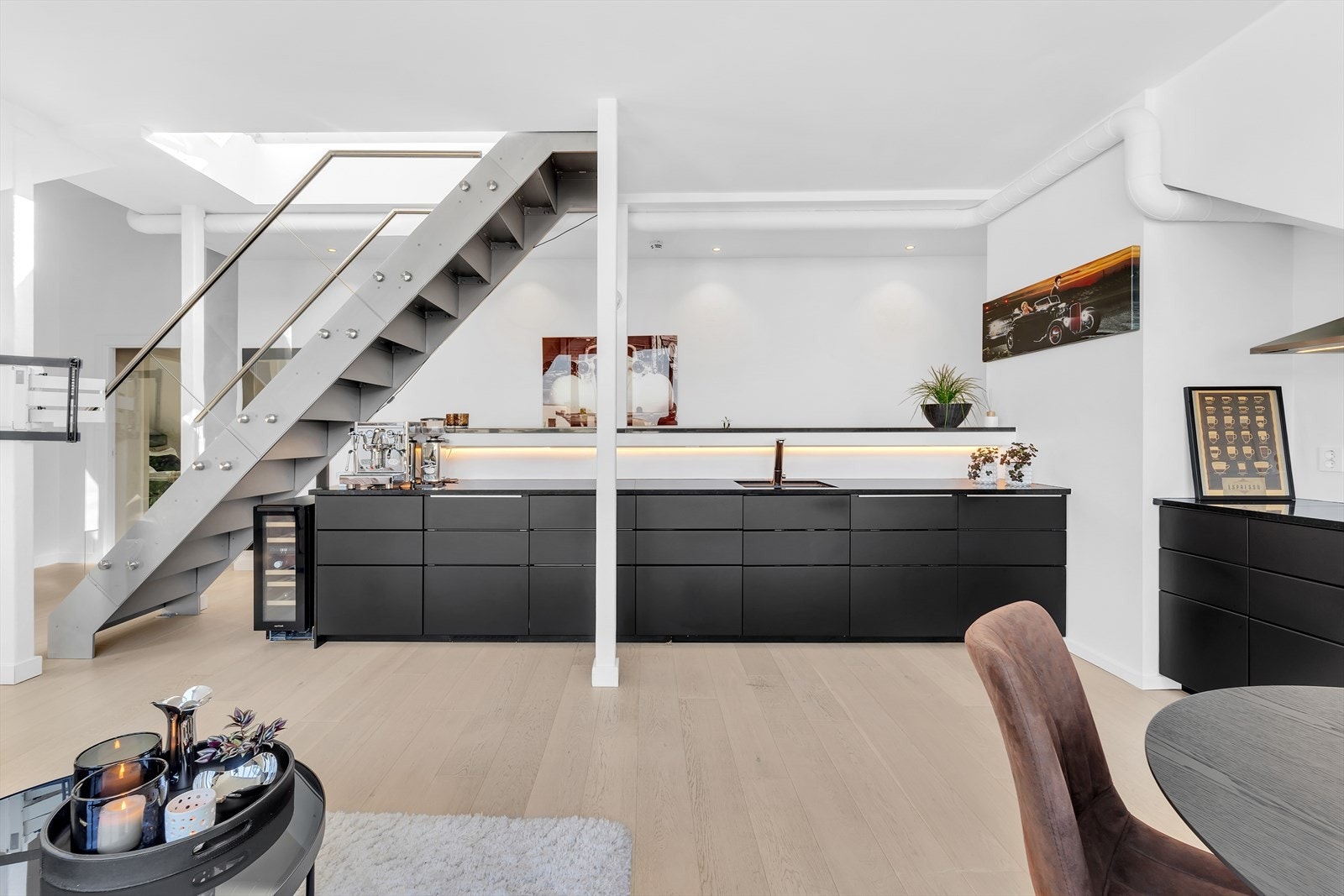 Stort og stilrent kjøkken fra 2018. Kjøkkenet er i mørke fronter og mørk benkeplate i granitt. Galleribilde