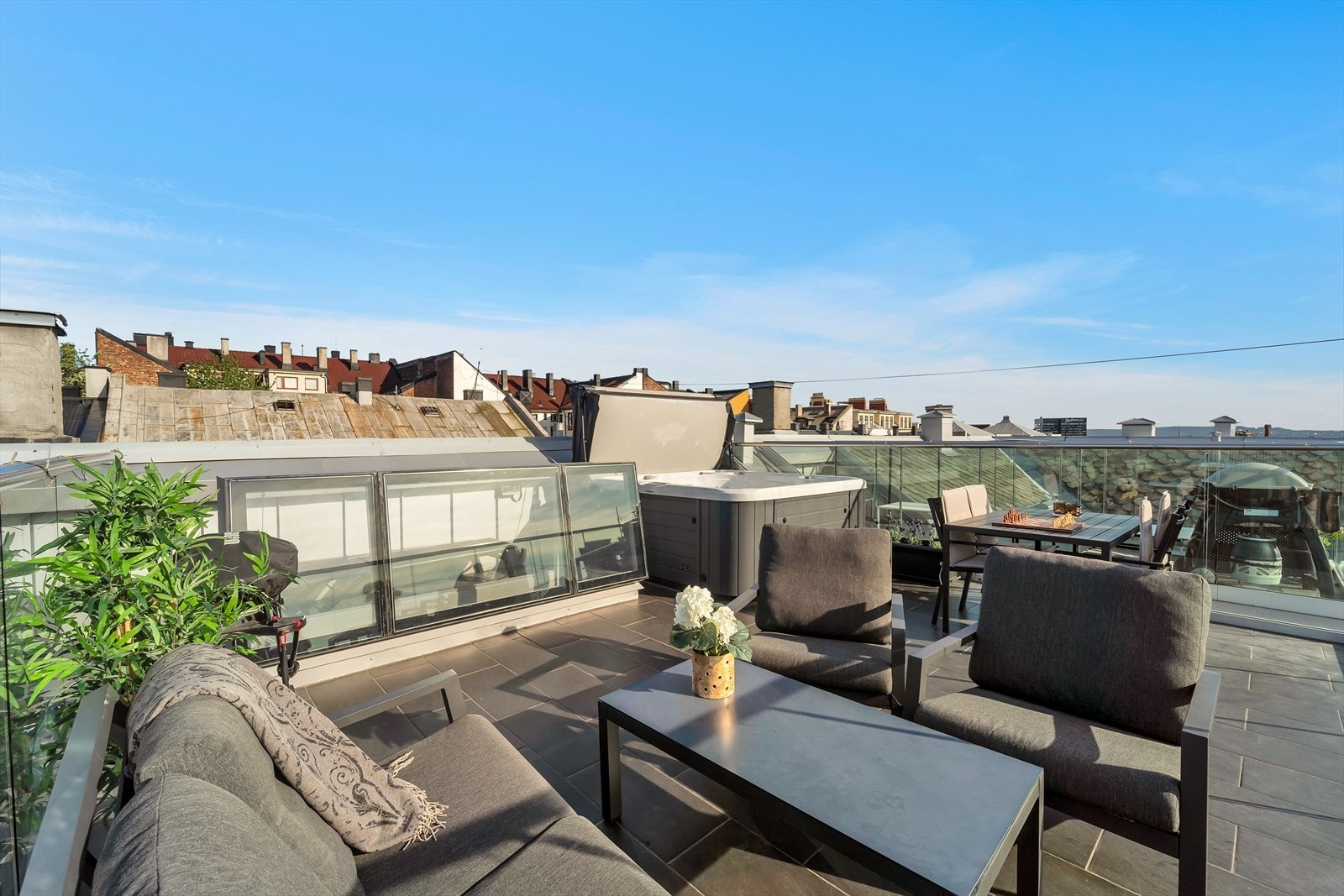 En helt fantastisk privat takterrasse på 35m² med sittegruppe og spisegruppe, samt en jacuzzi. Det er også mulighet for å grill. Galleribilde