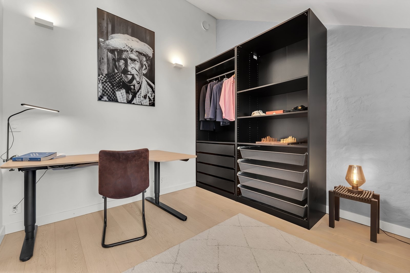 Det er også god plass til et skrivebord dersom det er ønskelig. Galleribilde