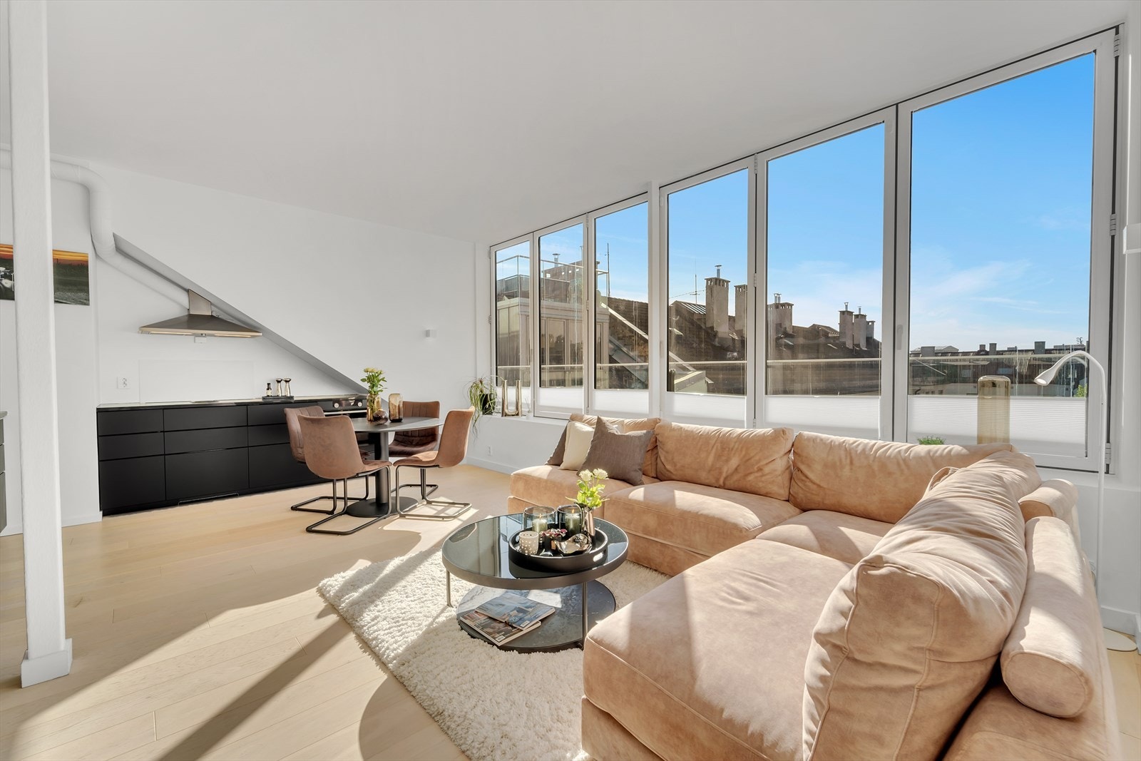 Stor og innbydende stue med masse naturlig lys fra de store vinduene. Her kan du åpne opp hele stuen og få sommeren helt inn i stuen. Galleribilde