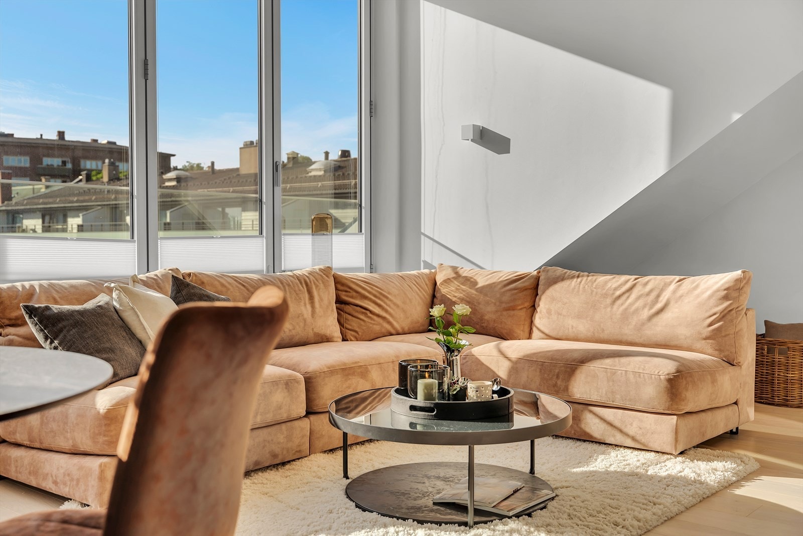 Det er god plass til en stor sofa med plass til hele familien. Galleribilde