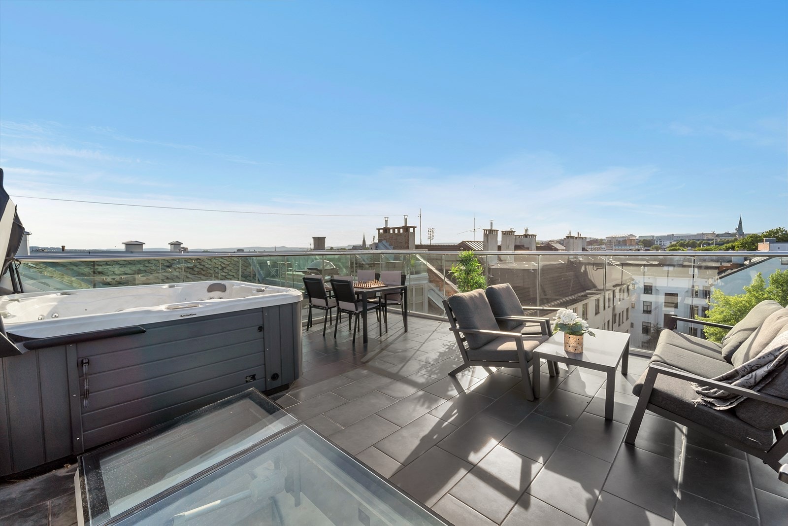 Se og nyt! Her ligger alt tilrette for å nyte varme og lune sommerkvelder. Galleribilde