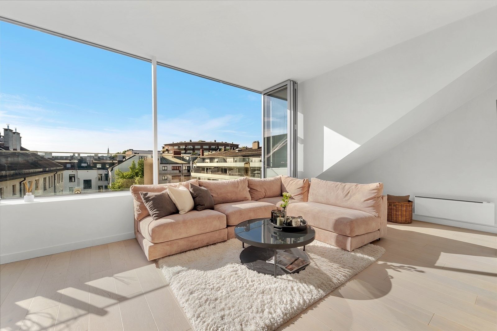 Den franske balkongen i stuen gir en spesiell kontakt med omgivelsene. Galleribilde