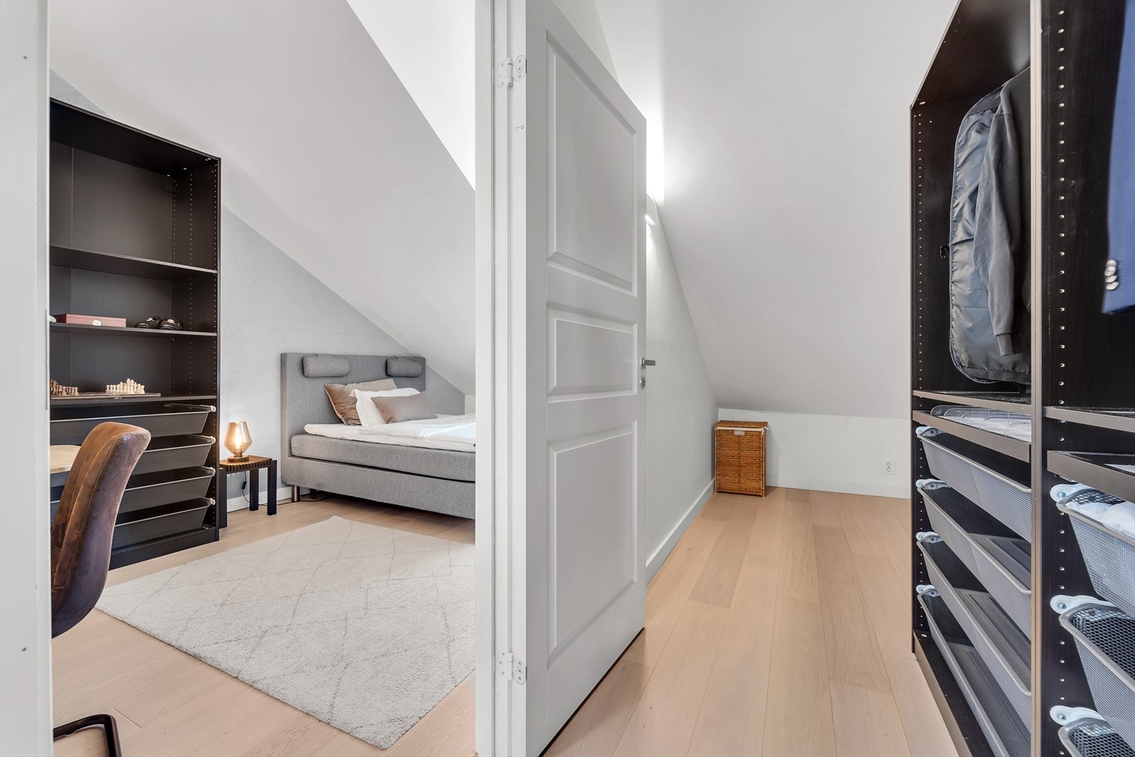 Soverom I har en stor walk-in garderobe. Her har du masse plass til alt av klær og diverse. Galleribilde