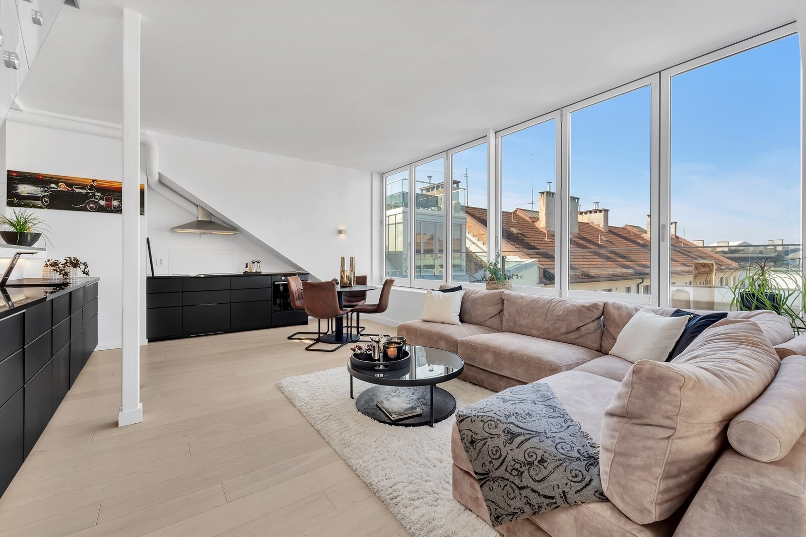 De store vinduene skaper en svært god romfølelse. Galleribilde