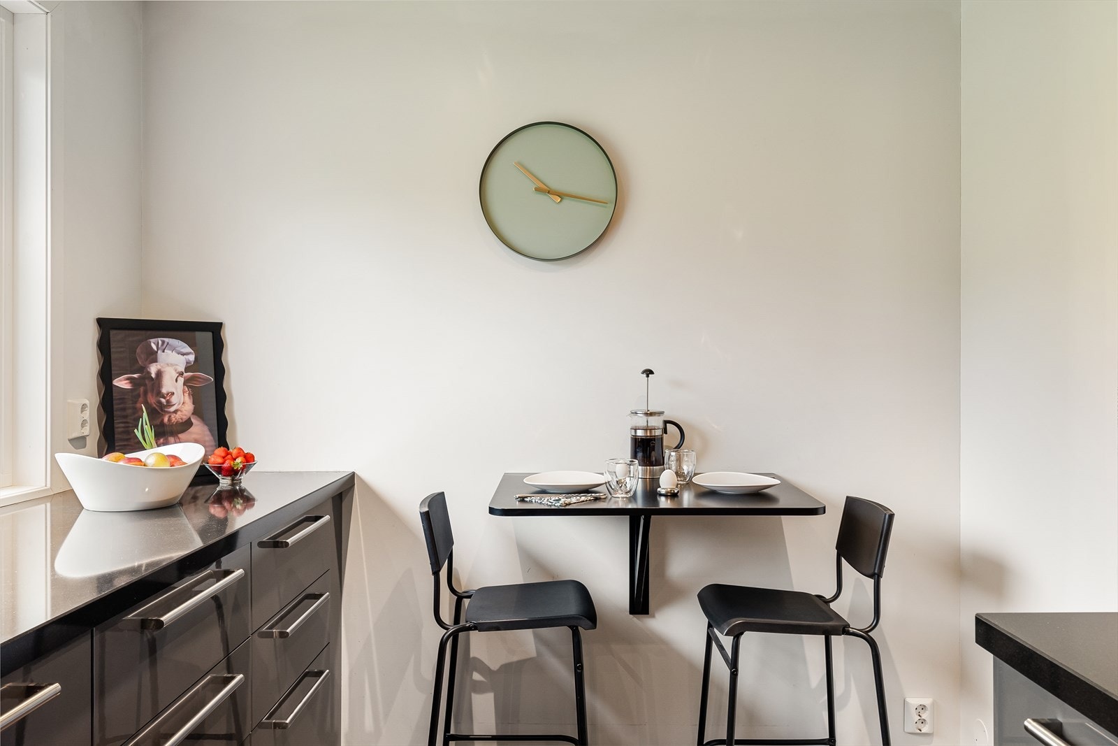 Plass til å innrede med enkelt bord. Galleribilde