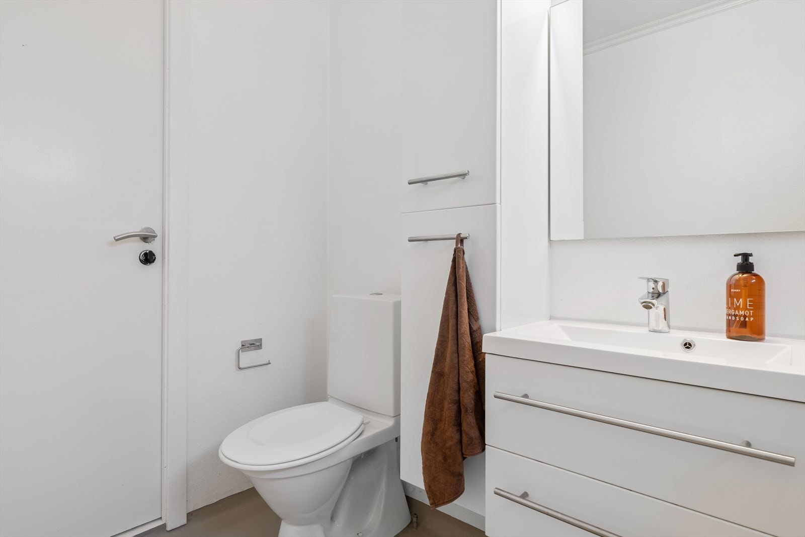 Badet er innredet med dusj med badekar, toalett og møblement med servant. Galleribilde