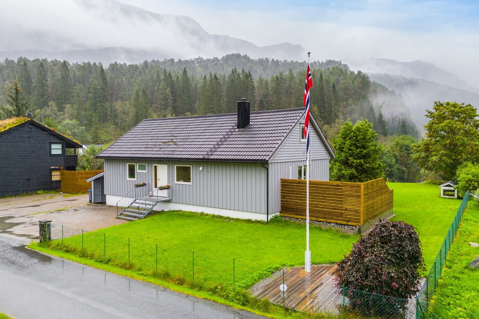 Boligen har en naturskjønn beliggenhet, omringet av flotte grøntarealer og nydelig natur. Galleribilde