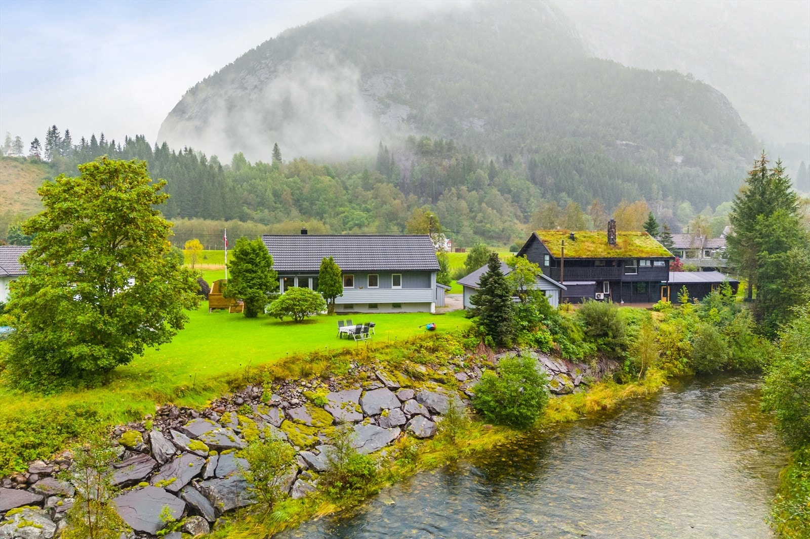 For den friluftsglade kan man kjøpe fiskekort og prøve lykken i Mysterelva, Leirovatnet og nærliggende fiskevann. Galleribilde