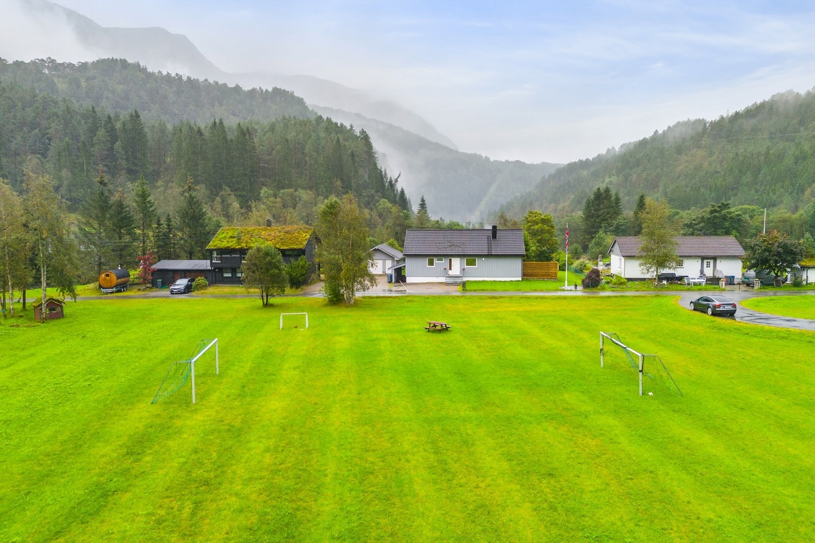 Fotballbane like utenfor boligen. Galleribilde