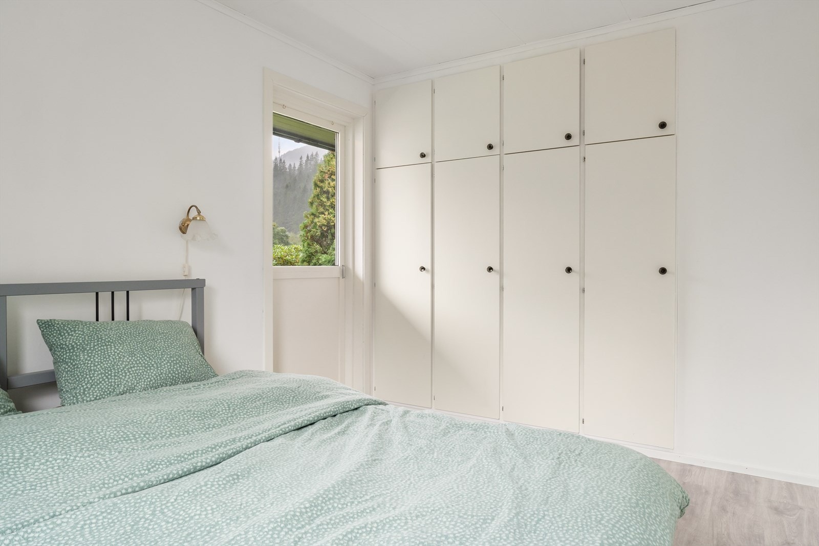 God plass til å innrede med dobbeltseng, garderobe og annet ønskelig soveromsmøblement. Galleribilde