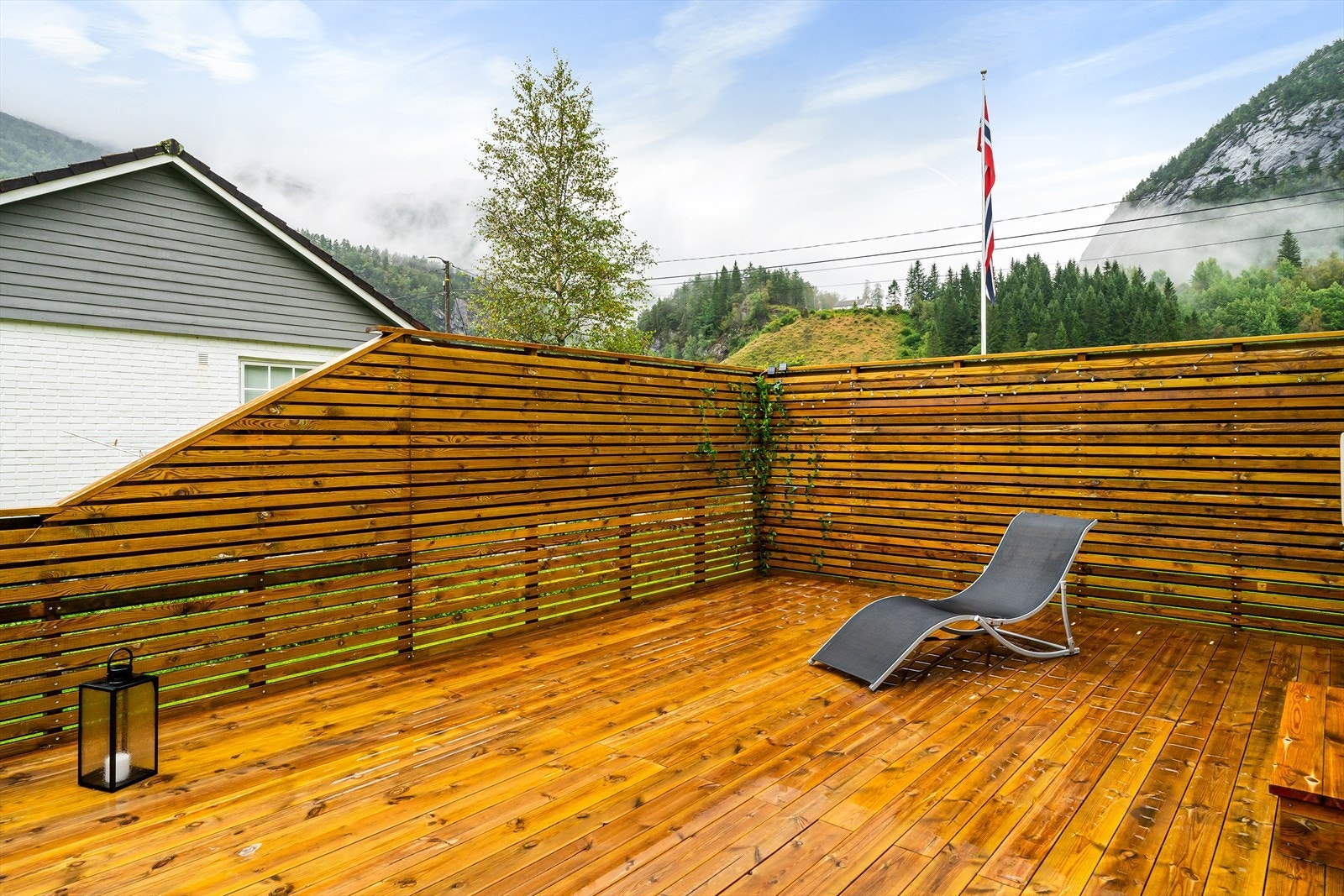 Usjenert terrasse på ca. 24 m². Galleribilde