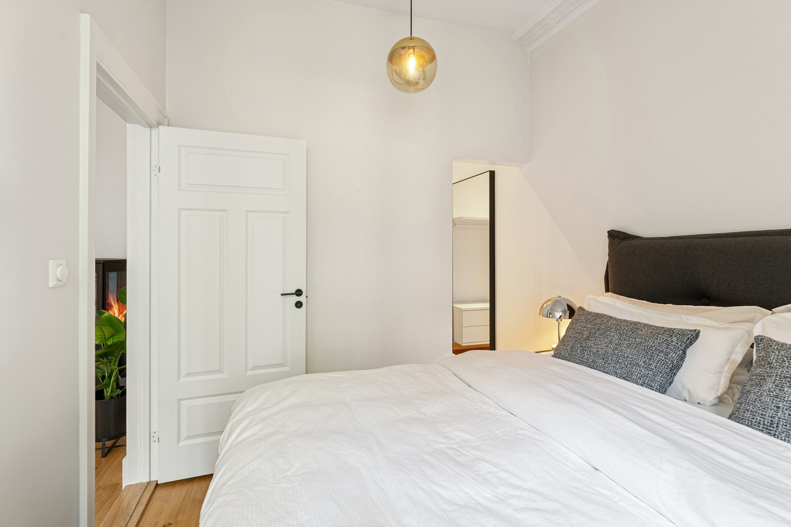 Det er god plass til dobbeltseng og oppbevaring av klær i walk-in closet Galleribilde