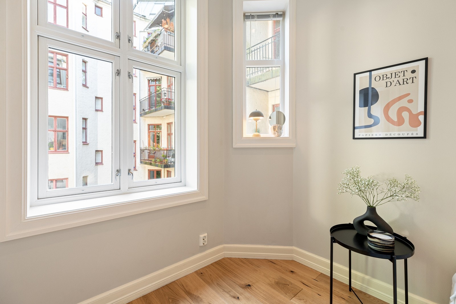 Rommet har nedsenket himling med downlights, slette vegger med pent listverk, og pene, enstavs parkettgulv Galleribilde