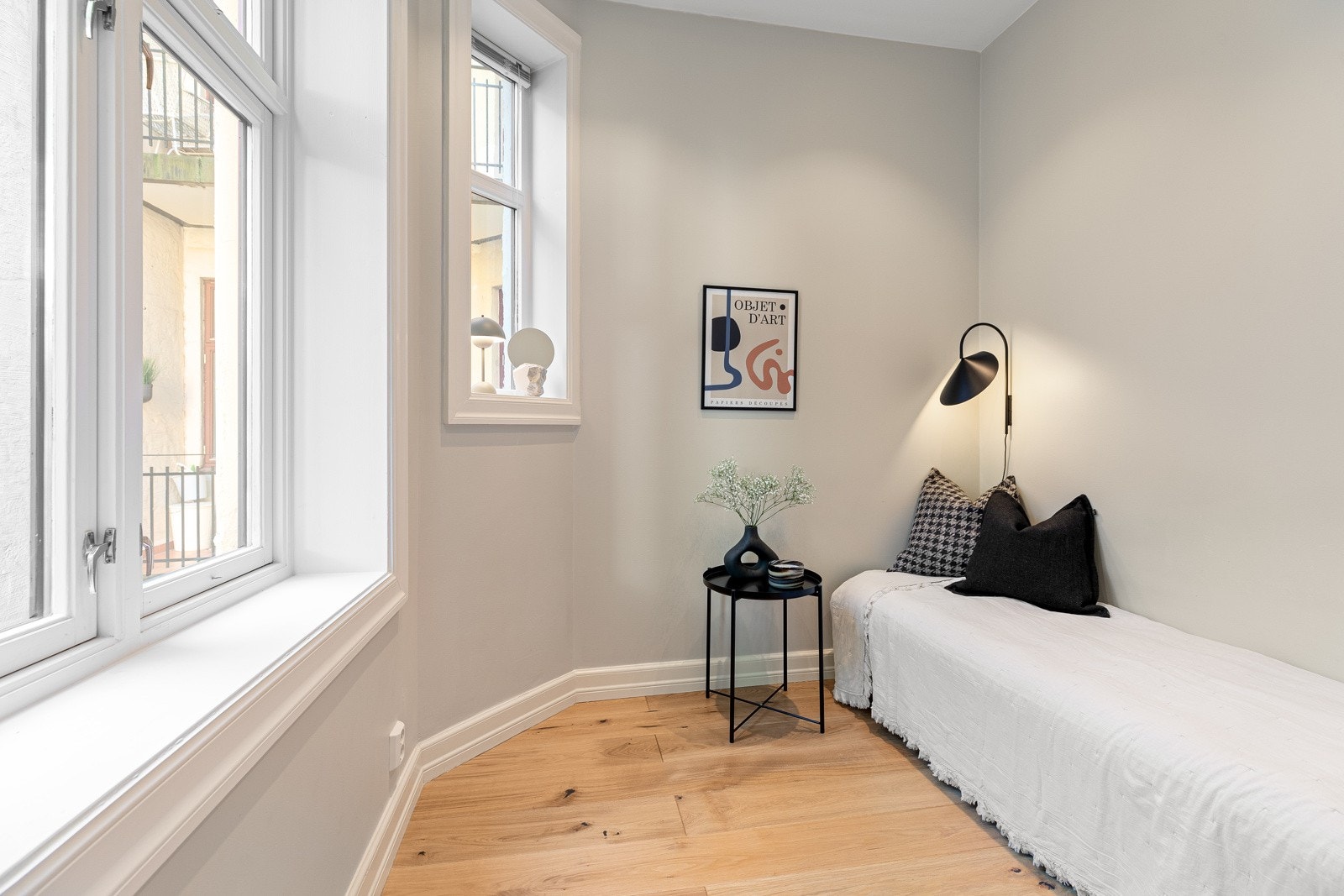 Flott soverom mot bakgård med god plass til seng og garderobeskap Galleribilde