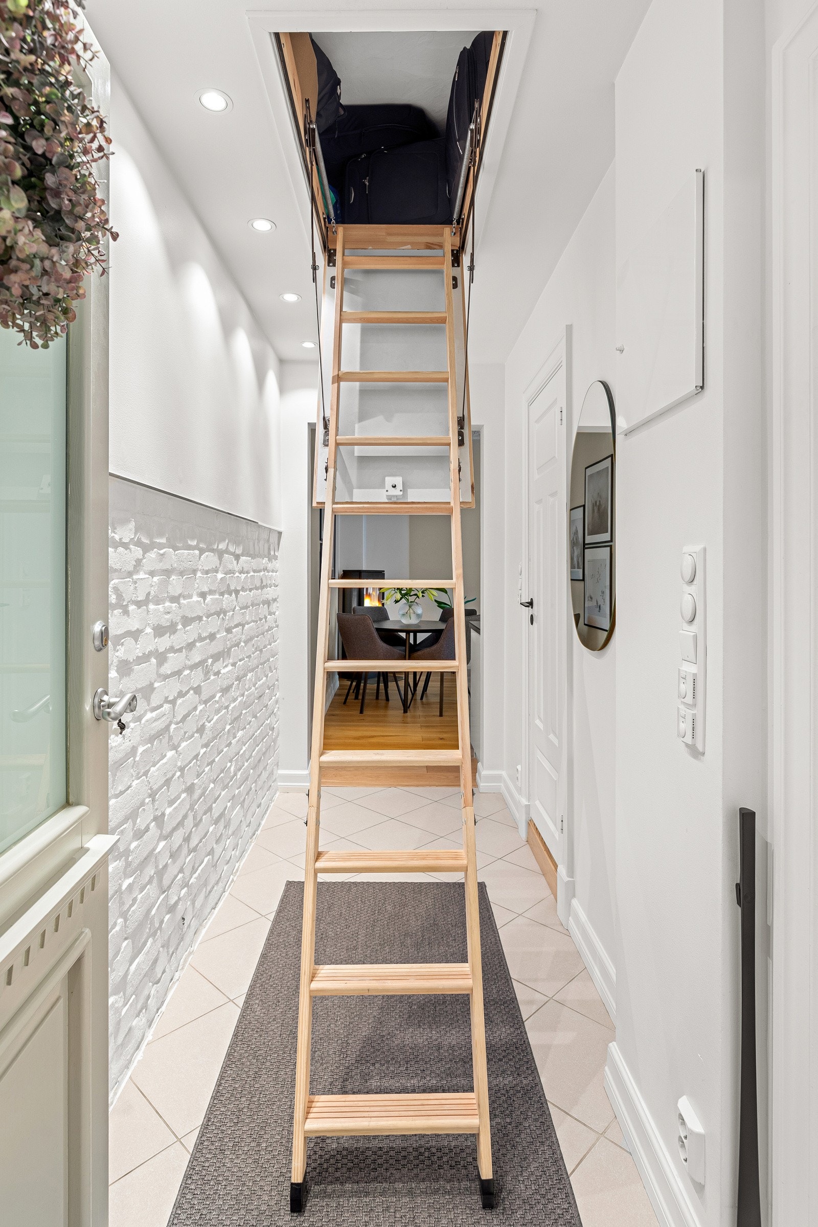 I taket i gangen kan man trekke ned en stige for tilkomst til praktisk lagringskott Galleribilde