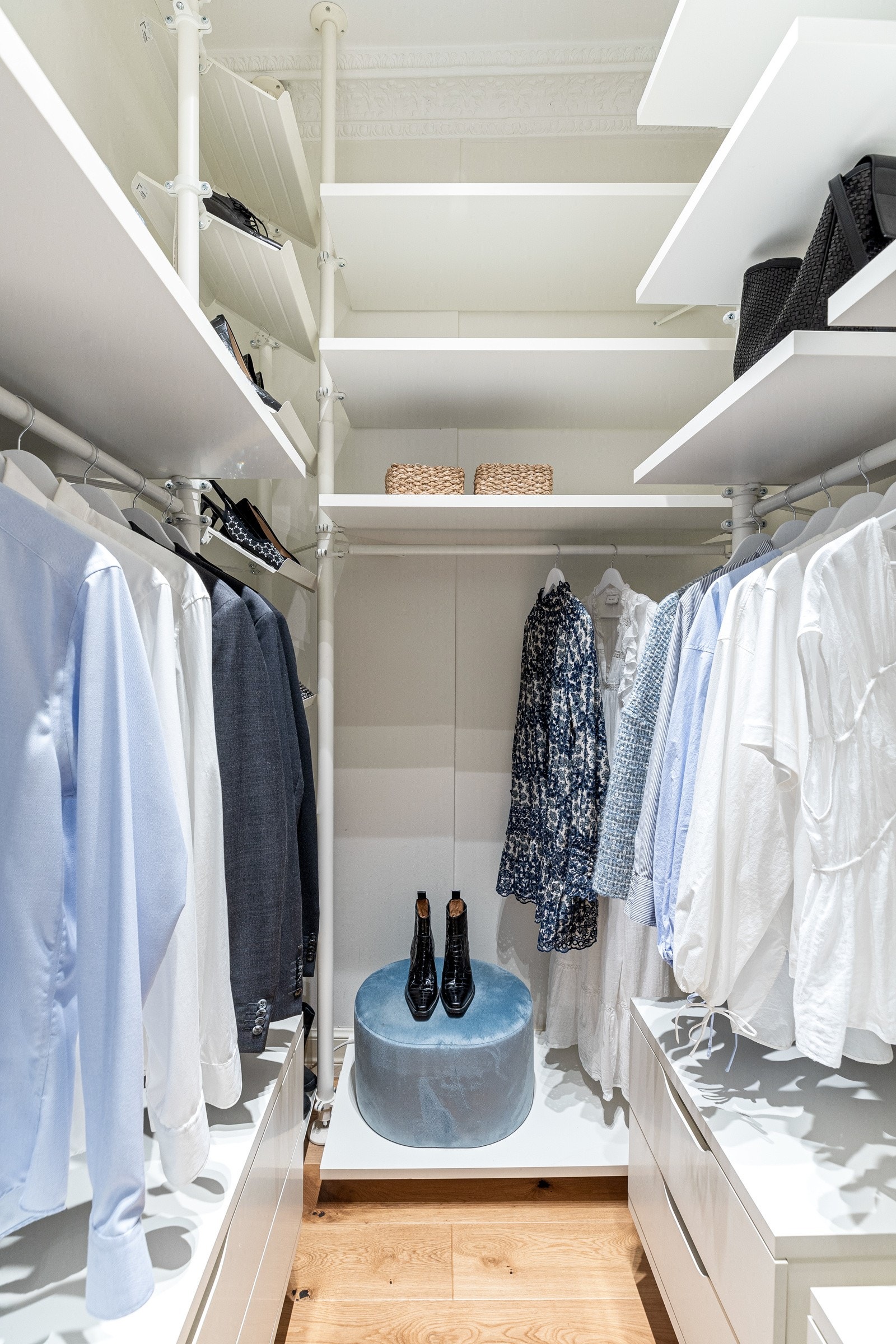 Innredningen har både oppheng, hyller og skuffer Galleribilde