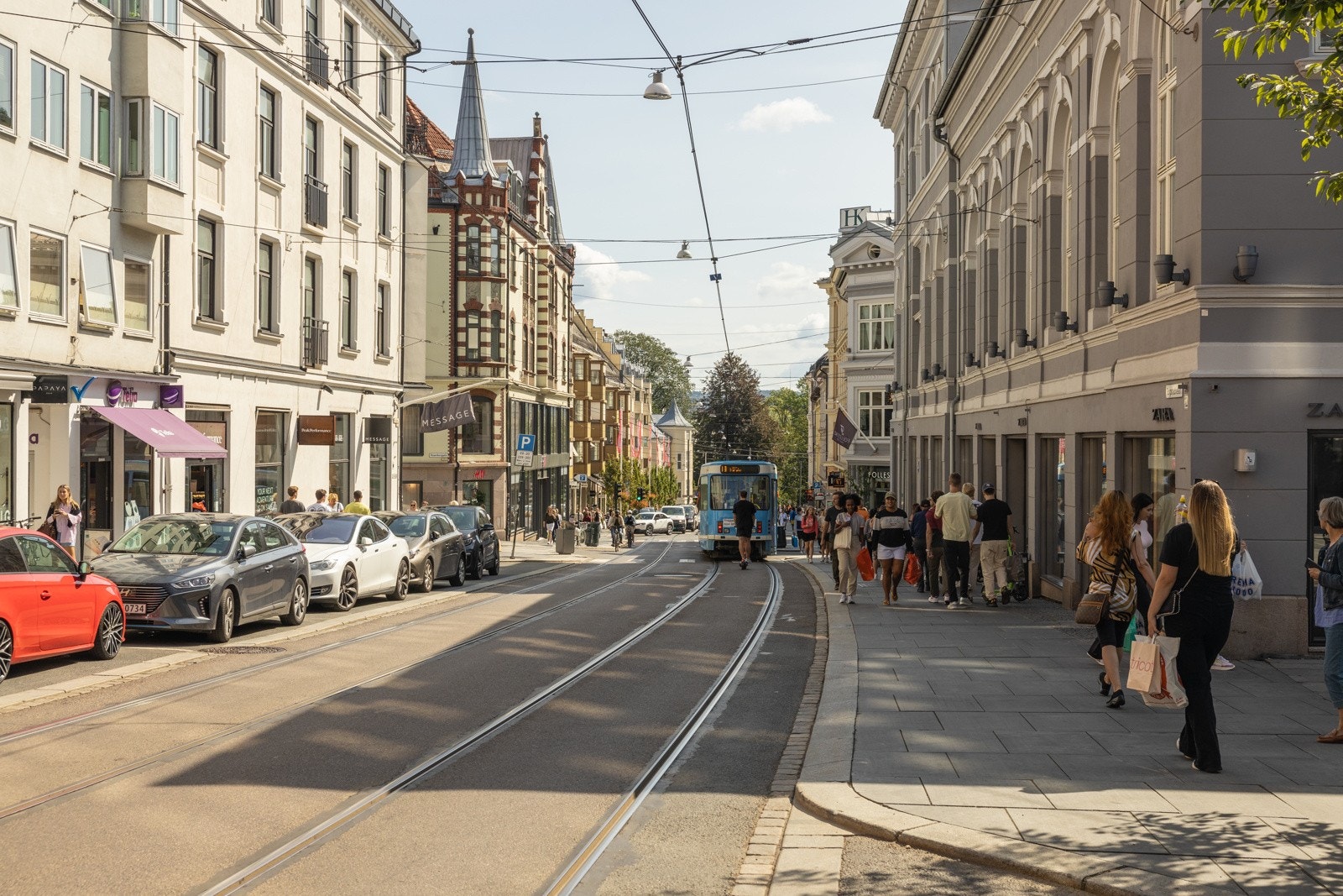 Offentlig kommunikasjon fra Majorstuen tar deg hvor du skulle ønske i byen og her stopper alle T-banelinjer, tre trikkelinjer, fem busslinjer samt flybussen Galleribilde