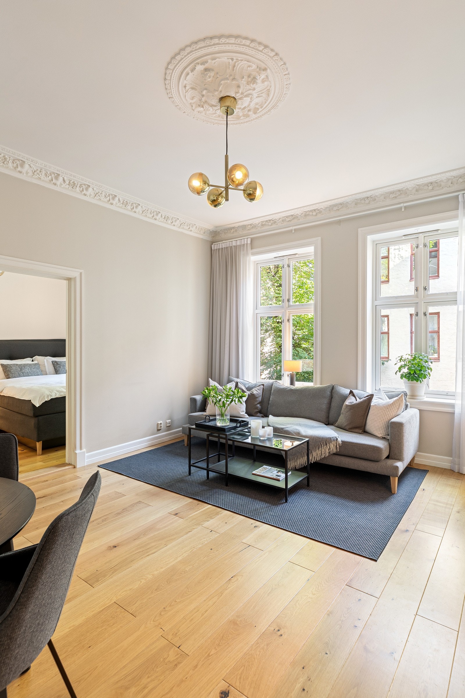 Videre kan det luftige oppholdsrommet by på flere store vindusflater Galleribilde