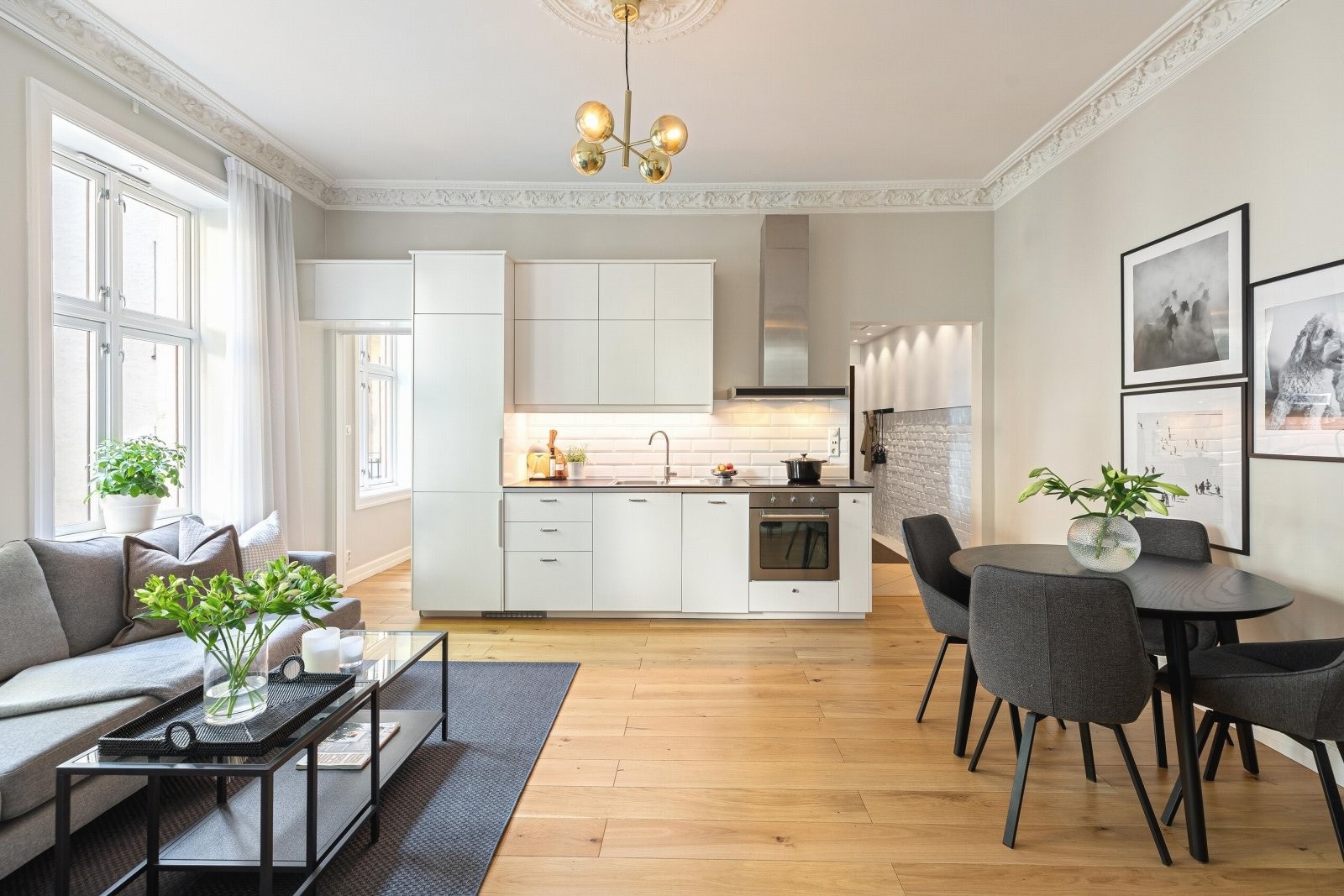 Leiligheten har et stort og sosialt oppholdsrom med stue mot åpen, tidløs kjøkkenløsning fra 2014/15 (noen fronter og håndtak er byttet i 2023/24) Galleribilde