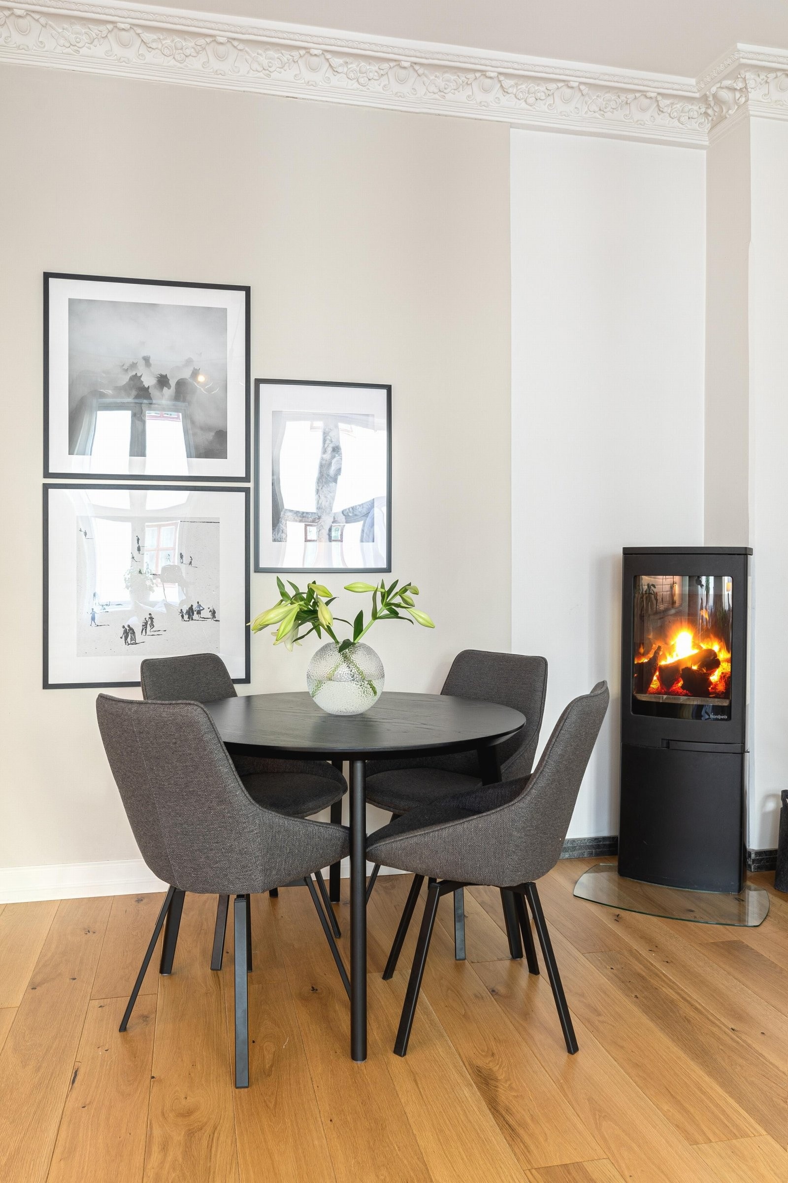 I hjørnet av stuen er det plassert en pen vedovn som varmer på kalde høst- og vinterdager. Det ble utført piperehabilitering i regi av sameiet i 2022 Galleribilde