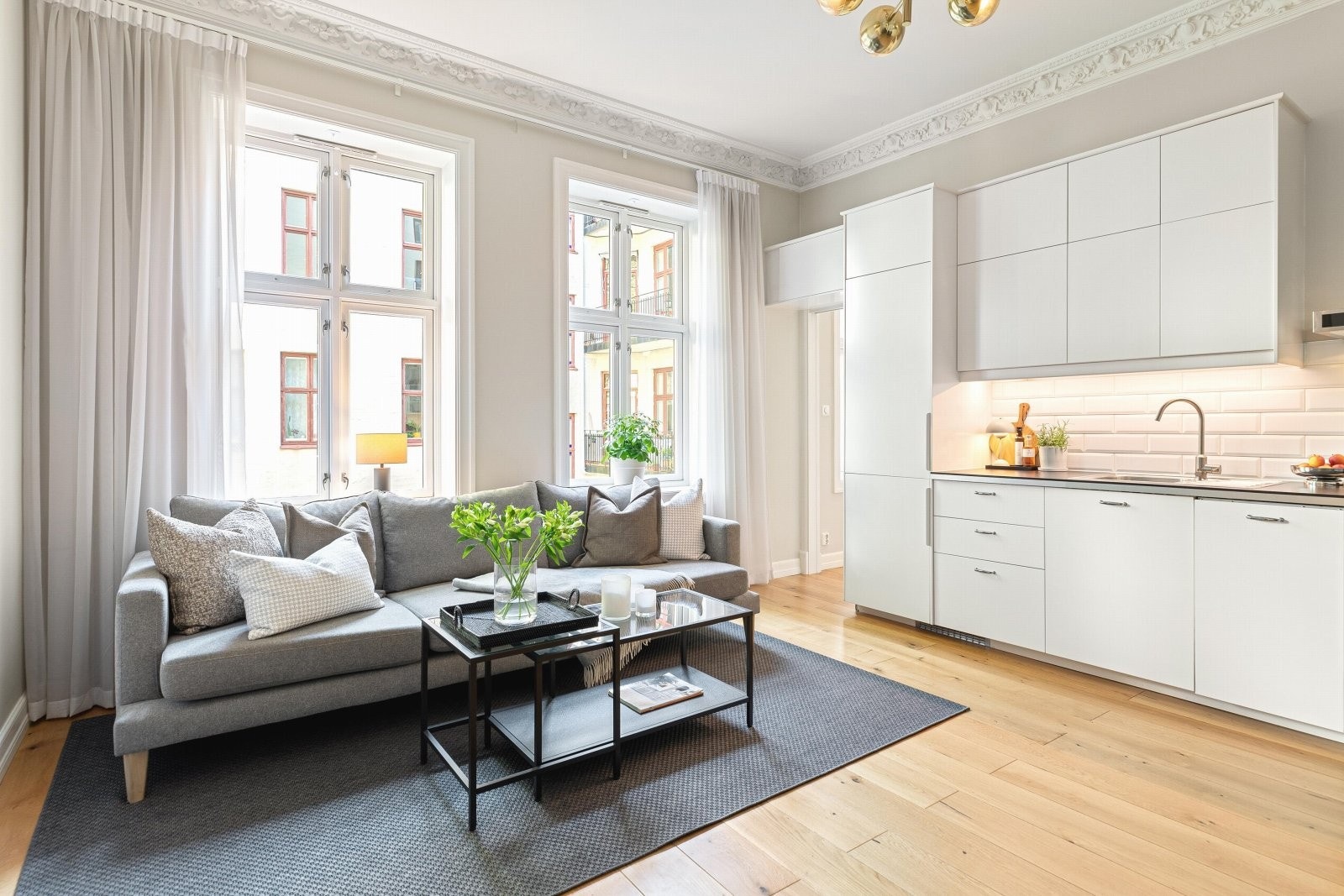 Stuen har pene enstavs parkettgulv, pent listverk, generøs takhøyde med hele 3,13 m, stukkatur og nydelig rosett i himling Galleribilde