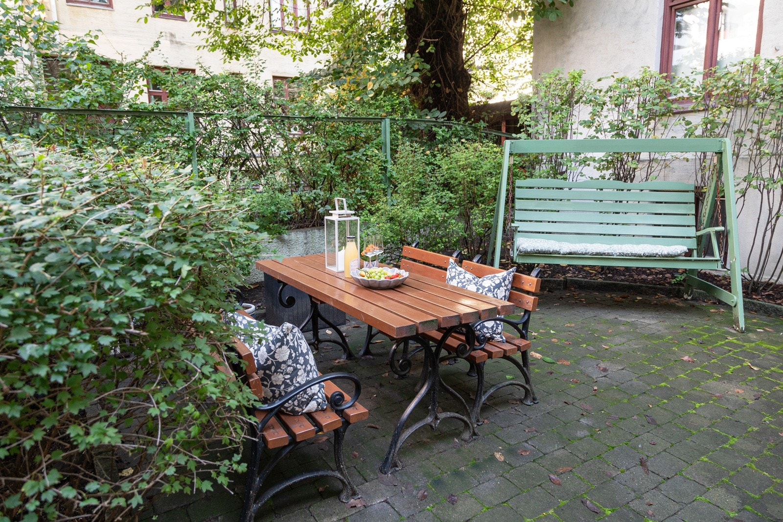 Hyggelig, opparbeidet tomt på 744 m² med hellelagt grunn, koselig beplanting, frodige trær og prydbusker Galleribilde