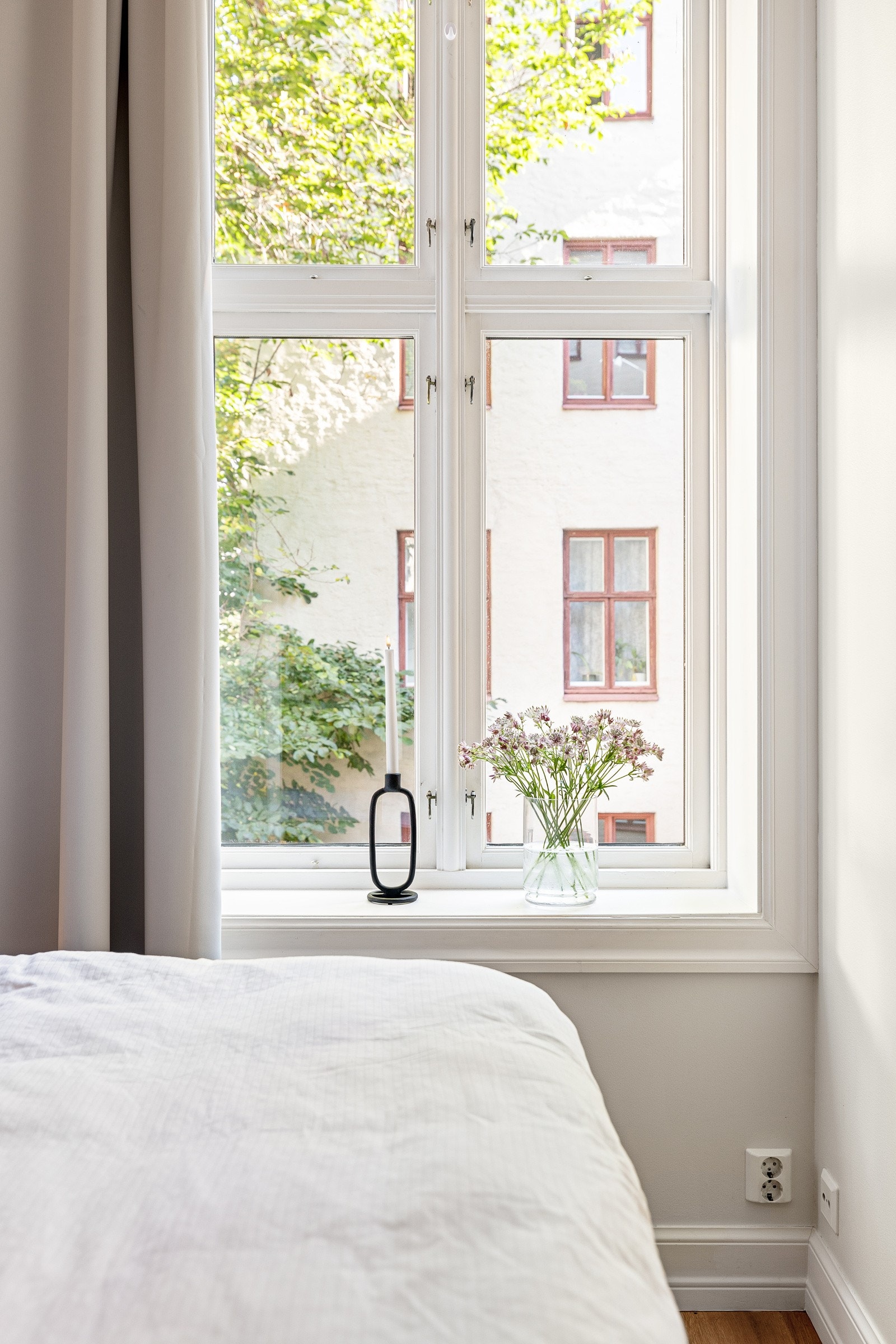 Rommet har som de øvrige rom stort vindu mot bakgård, belysning i himling, enstavs parkettgulv, god takhøyde med rosett og stukkatur Galleribilde