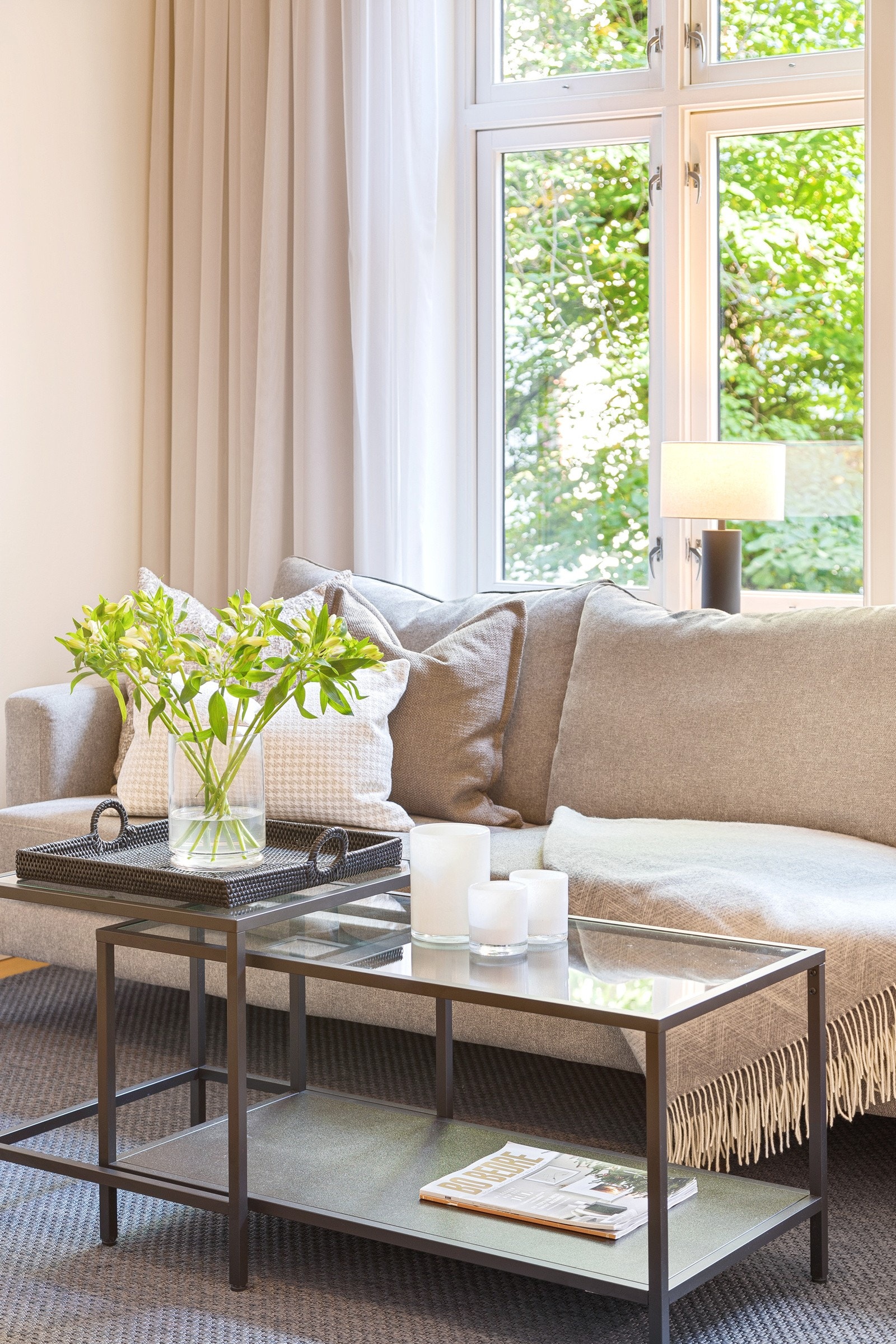 Hele leiligheten vender ut mot rolig gårdsrom og alle vinduer har fantastisk utsyn mot frodig bakgård og klassisk bygg Galleribilde