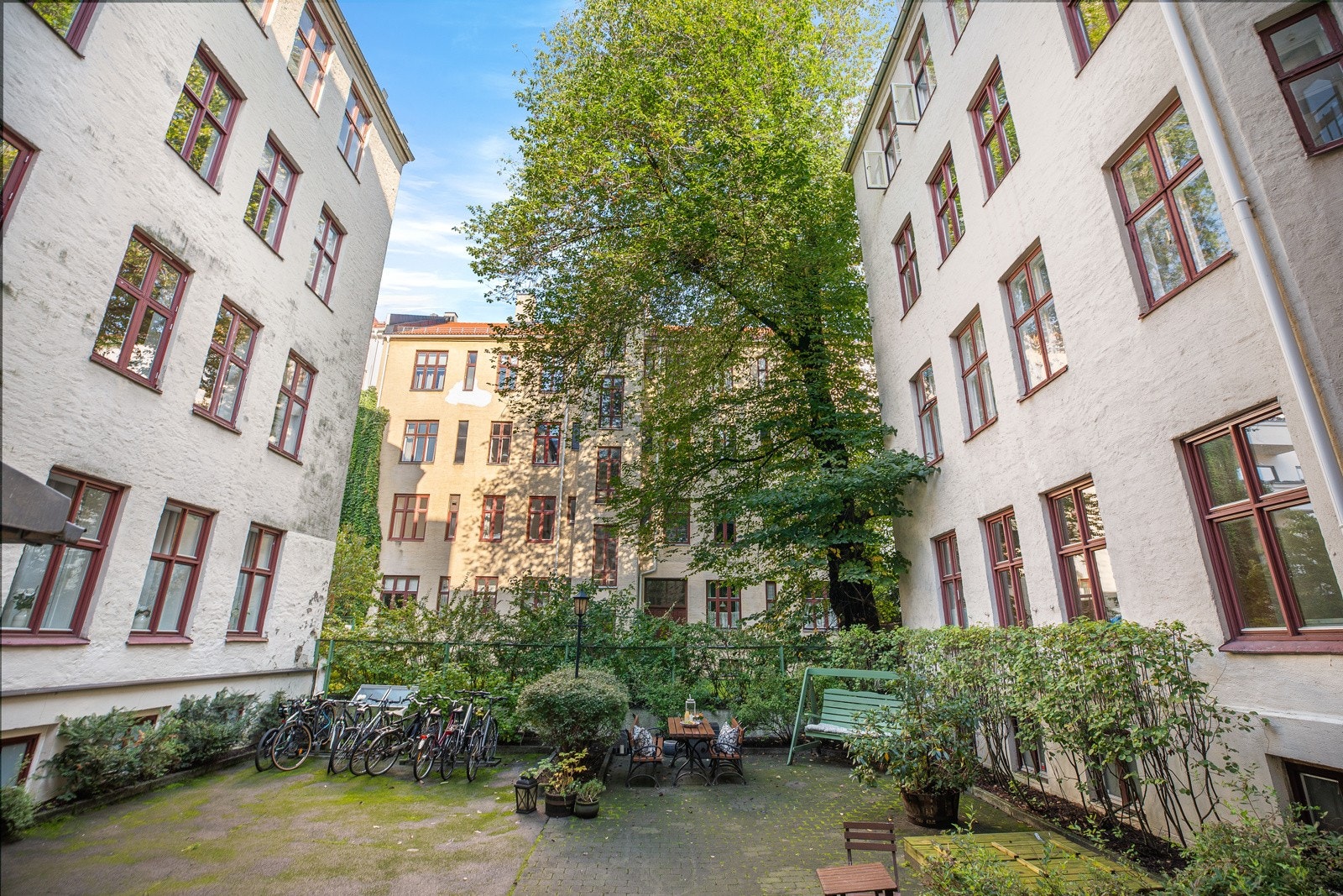 Hele leiligheten vender mot dette koselige gårdsrommet Galleribilde