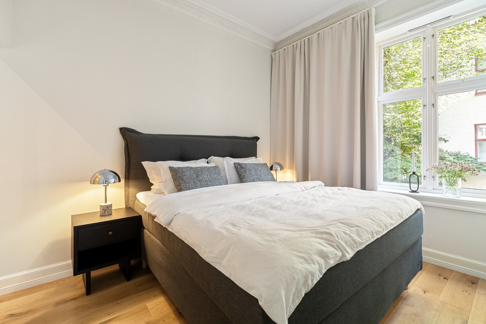 Stort hovedsoverom mot rolige omgivelser Galleribilde